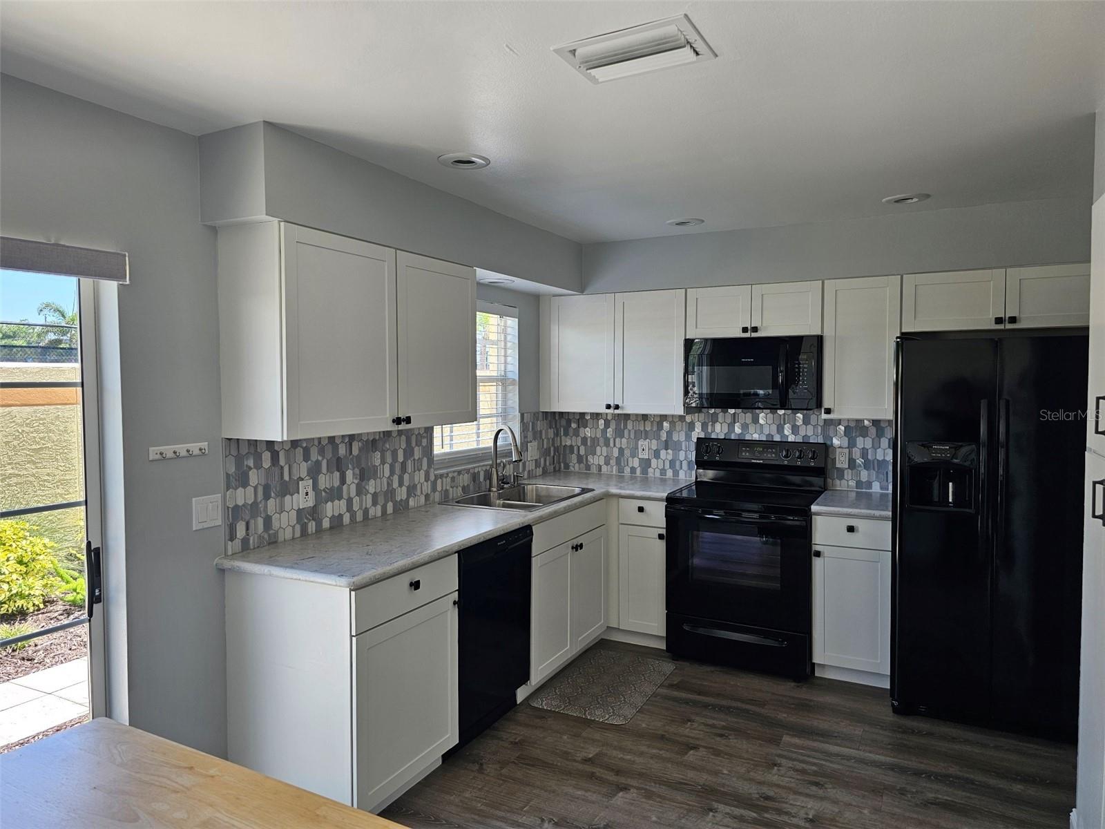 LAKEBRIDGE PH II & III - Residential Lease
