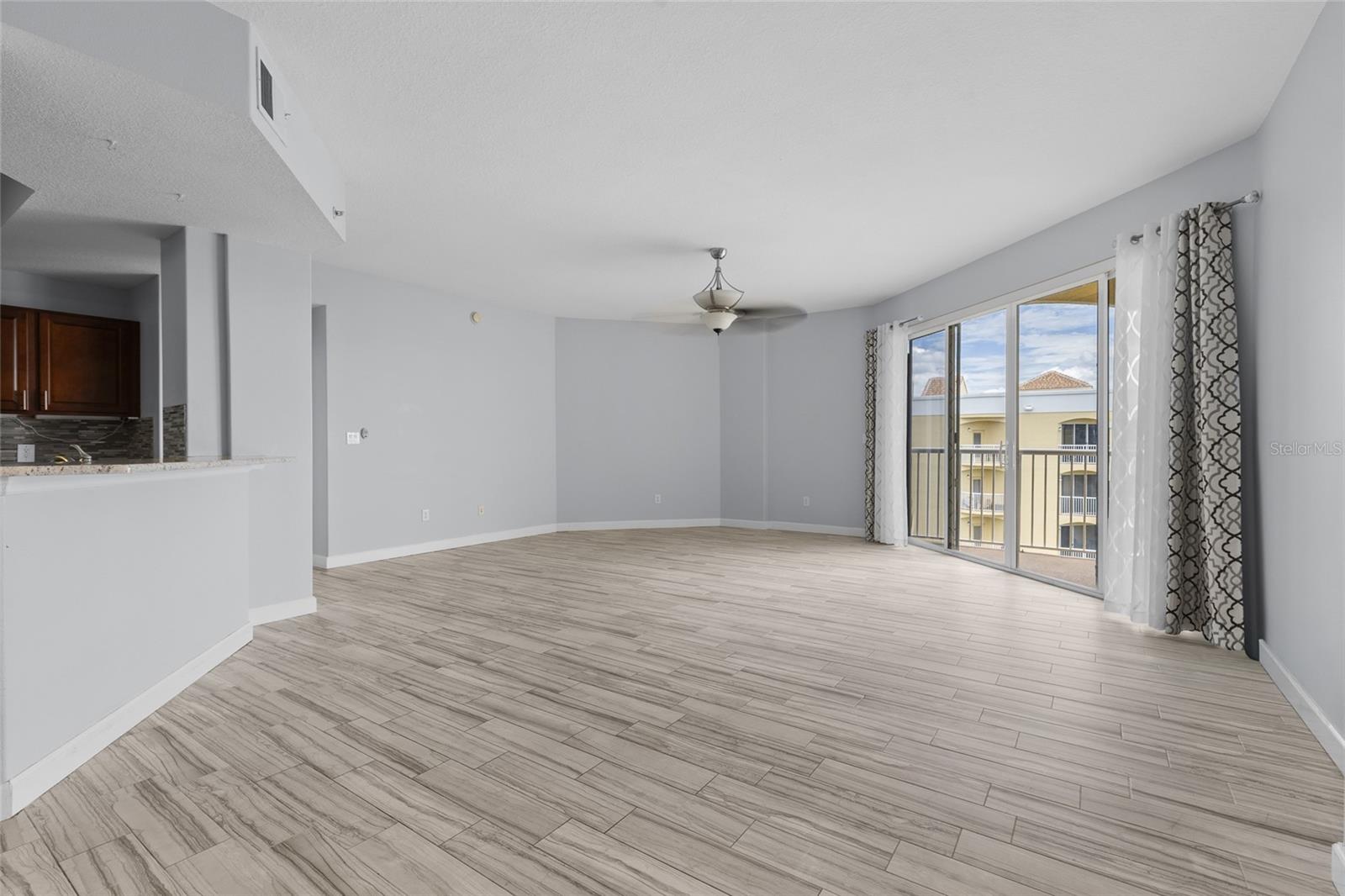 PROMENADE PH 01 - Residential