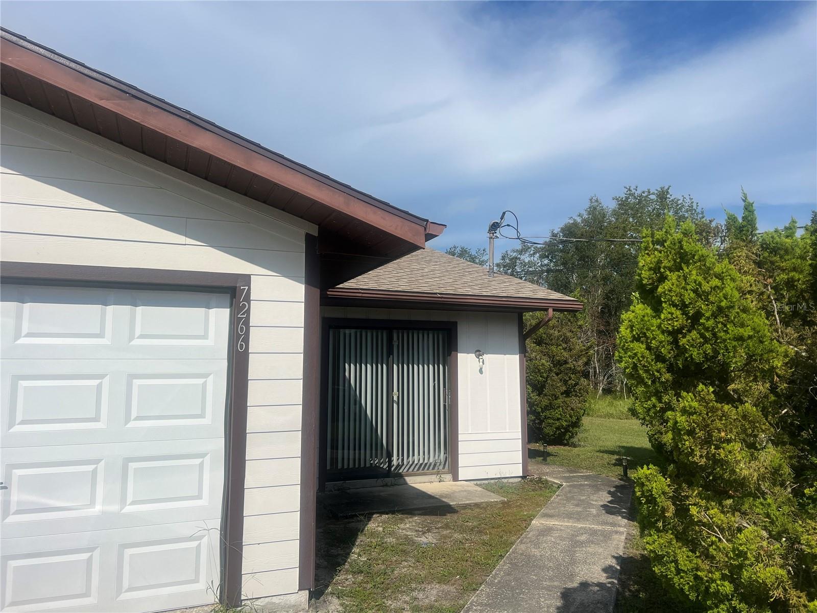 Entire home has new flooring throughout. Bedrooms are carpeted. Nice sized walk in closet in the master bedroom. Kitchen offers lots of cabinet space. One car garag. Call today to schedule a showing. Hurry....won't last long!
WATER & LAWN INCLUDED IN THE RENT.