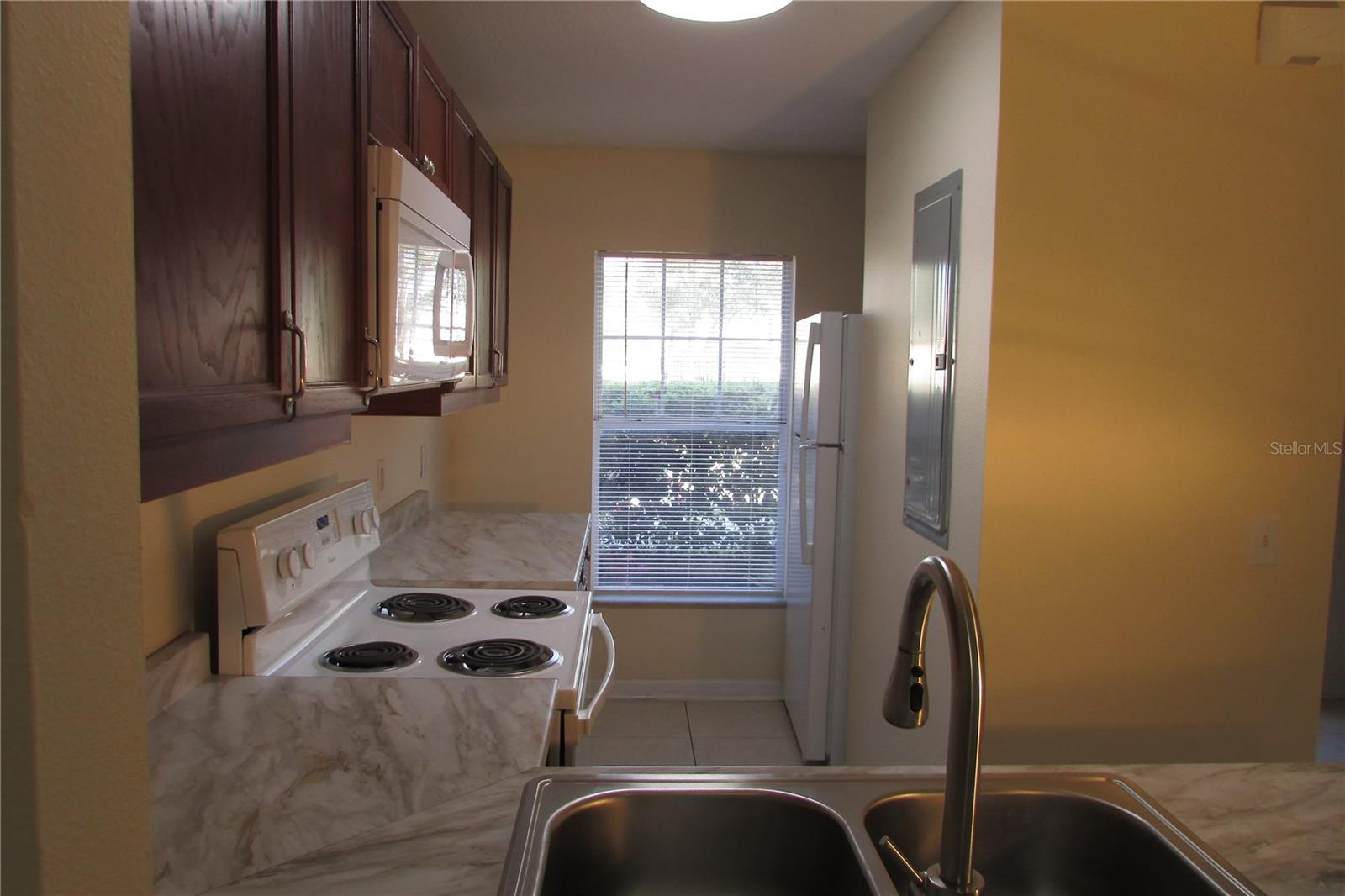 AUTUMN LANE TWNHMS CONDO - Residential Lease
