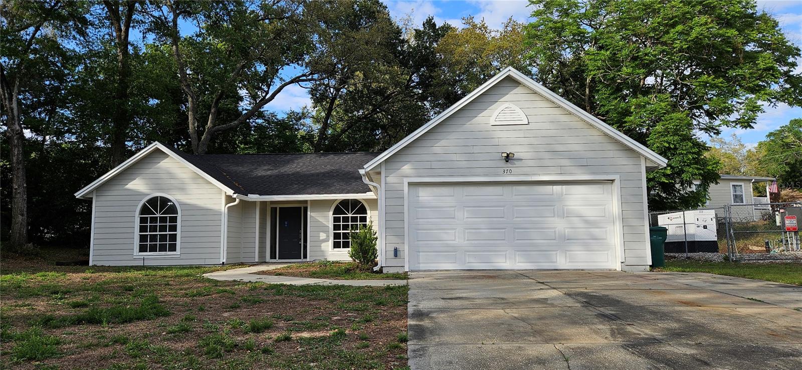 3 Bed 2 bath located in heart of downtown Mount Dora the best city in Lake County 1 mile from Gilbert Park playground/boat ramp/boardwalk walk able distance to downtown restaurants and festivals. New roof