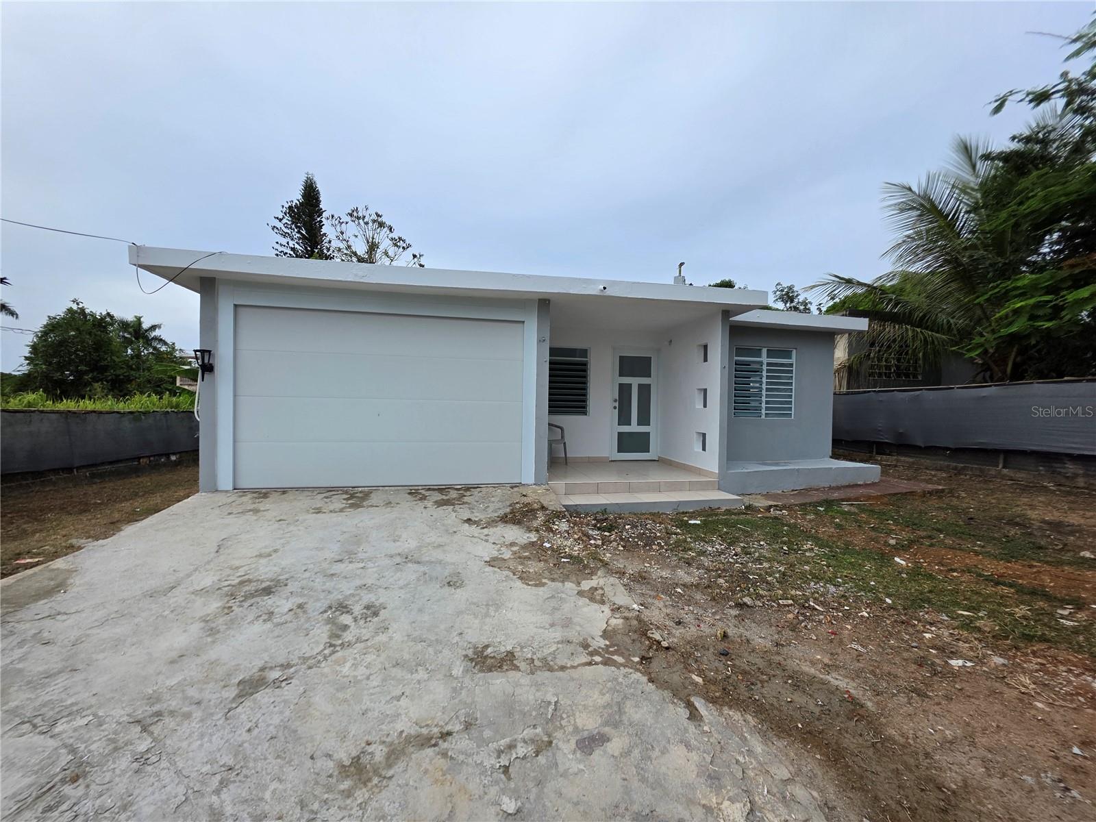 YOUR NEXT HOME OR INVESTMENT IN ARECIBO! 
Great opportunity in the peaceful Arenalejos neighborhood of Arecibo, PR! If you're looking for a property with an excellent lot and potential to customize it to your liking, this is the one for you! 

 Key Features:
 3 Bedrooms and 2 Bathrooms.

 1,026 sq ft of interior space (living area).

 Spacious 508 sq m lot, ideal for a patio, parking, or future expansion.

 Includes a garage area and a comfortable foyer/porch.

 Important Details to Consider:
Mixed construction: Two of the bedrooms have galvalume roofing, giving it a modern touch and high resistance, while the rest of the house is concrete construction.

 Limited Financing: Due to its mixed-use nature, this property is primarily eligible for cash purchases or limited financing options (e.g., commercial or conventional loans with certain restrictions).

Located in an accessible, cool, and community-oriented area! Perfect for living in or as an investment property for rental income. 

 Don't miss out! For more information, photos, or to schedule a visit, send a DM today.

#PRRealEstate #Arecibo #HouseForSale #PuertoRicoRealEstate #Arenalejos #PRInvestment