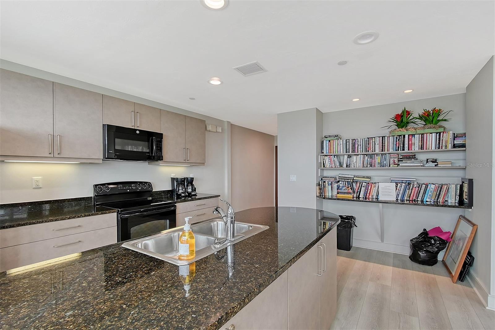 CONDO ON THE BAY TOWER II - Residential