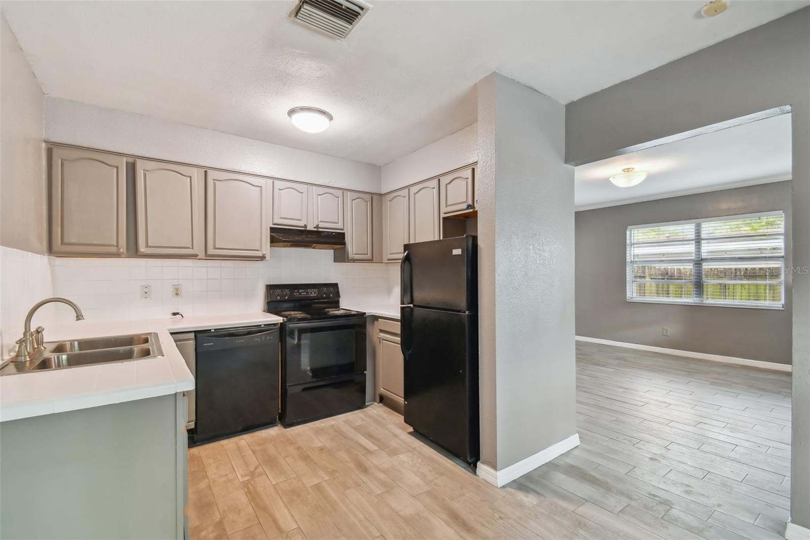 BENJAMINS 5TH ADD - Residential Lease