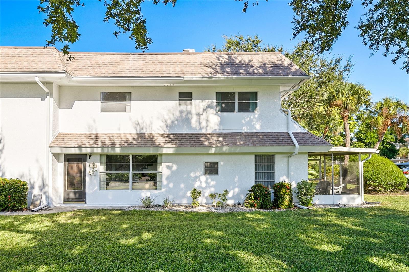 Experience the best of Longboat Key living at Sutton Place, ideally positioned mid-island with convenient access to both Sarasota Bay and the Gulf of Mexico. Enjoy deeded beach access just moments away—perfect for daily beach outings, sunset walks, and the pristine Gulf shoreline.
Active living comes naturally here. Bike to Bayfront Park for pickleball or tennis, or visit the nearby dog parks where neighbors and pets gather. When it’s time to relax, choose from two community pools, including one overlooking the marina and peaceful Bay waters. The community also offers multiple BBQ areas, creating ideal spaces for gatherings with friends and family in a beautifully maintained coastal setting.
This two-story townhome offers 2 bedrooms and a full bathroom upstairs, with a second bathroom conveniently located on the main level. The eat-in kitchen features a charming dining nook, and the adjoining screened porch provides a tranquil outdoor retreat. A private one-car garage adds convenience and storage for a vehicle, golf cart, or beach essentials.
Additional highlights include first-come, first-served dock slips available for a nominal fee and a setting that offers comfort and peace of mind. Seller reports the property had no flooding during Hurricane Helene.
Live the Longboat Key lifestyle—sun, sand, coastal breezes, and effortless island living.