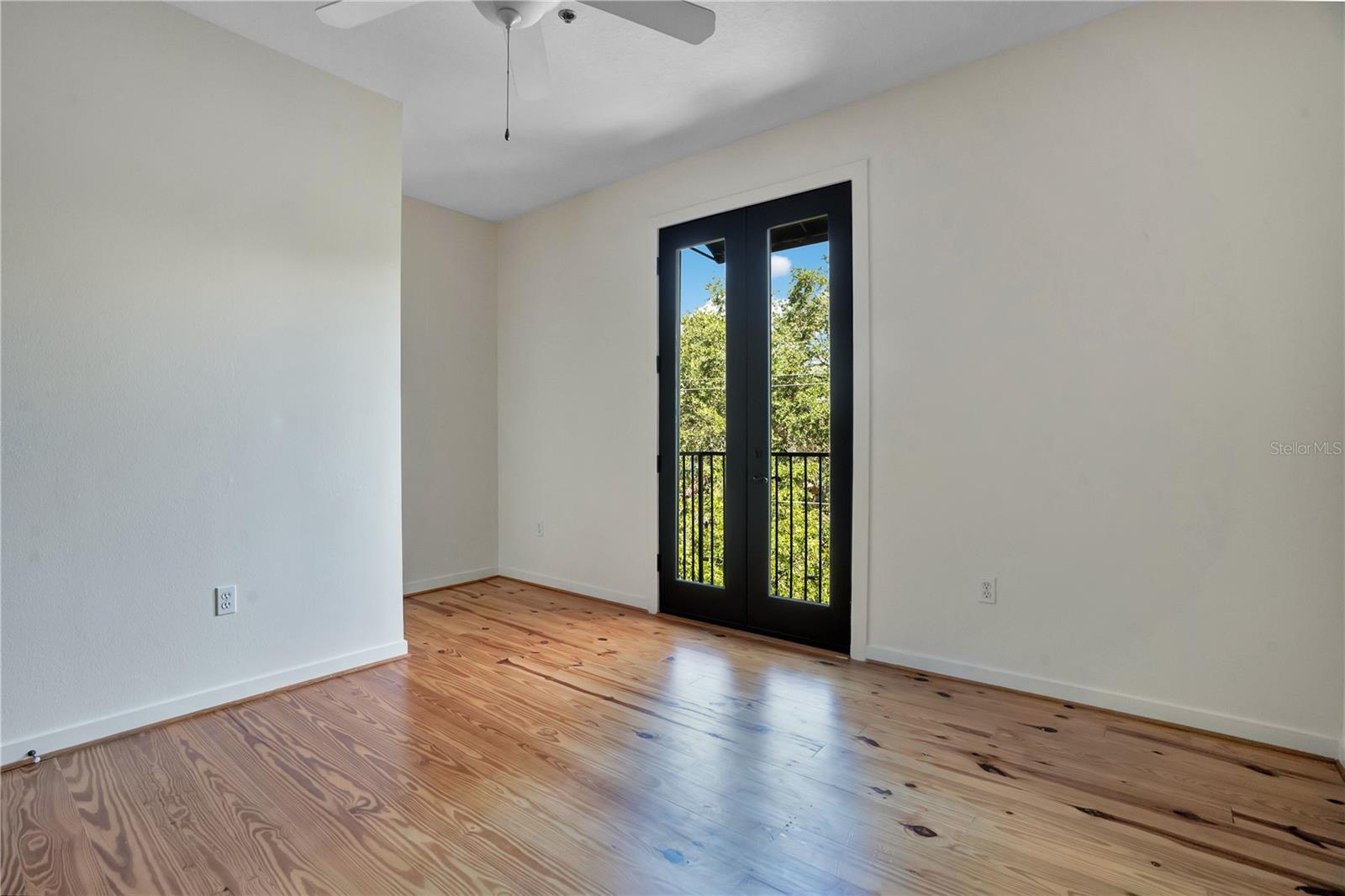 THORNTON PLACE TWNHMS - Residential