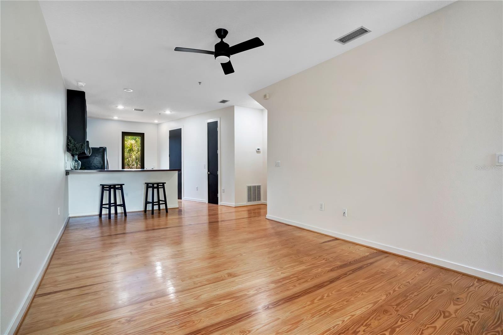 THORNTON PLACE TWNHMS - Residential