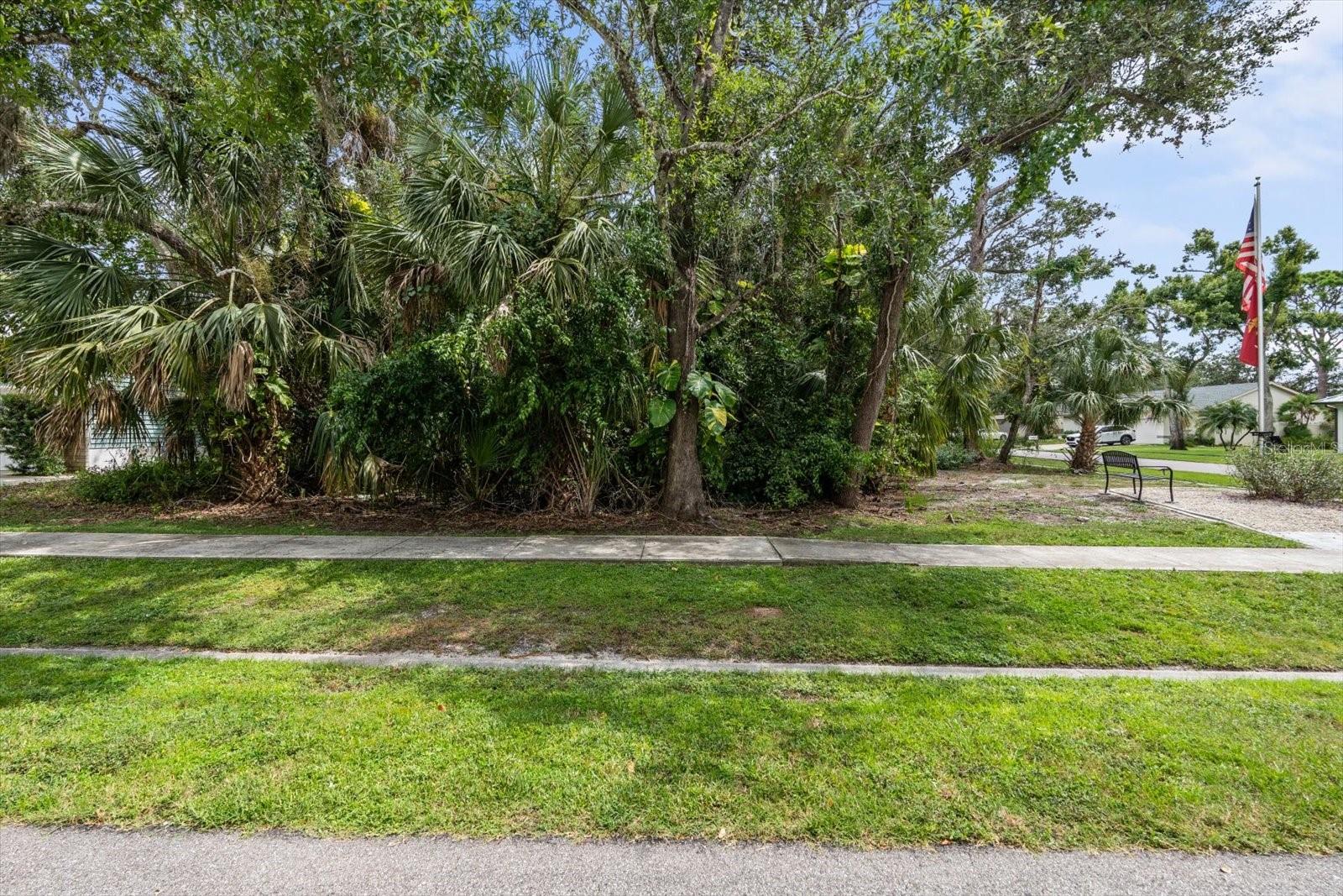 COLONIAL OAKS - Land