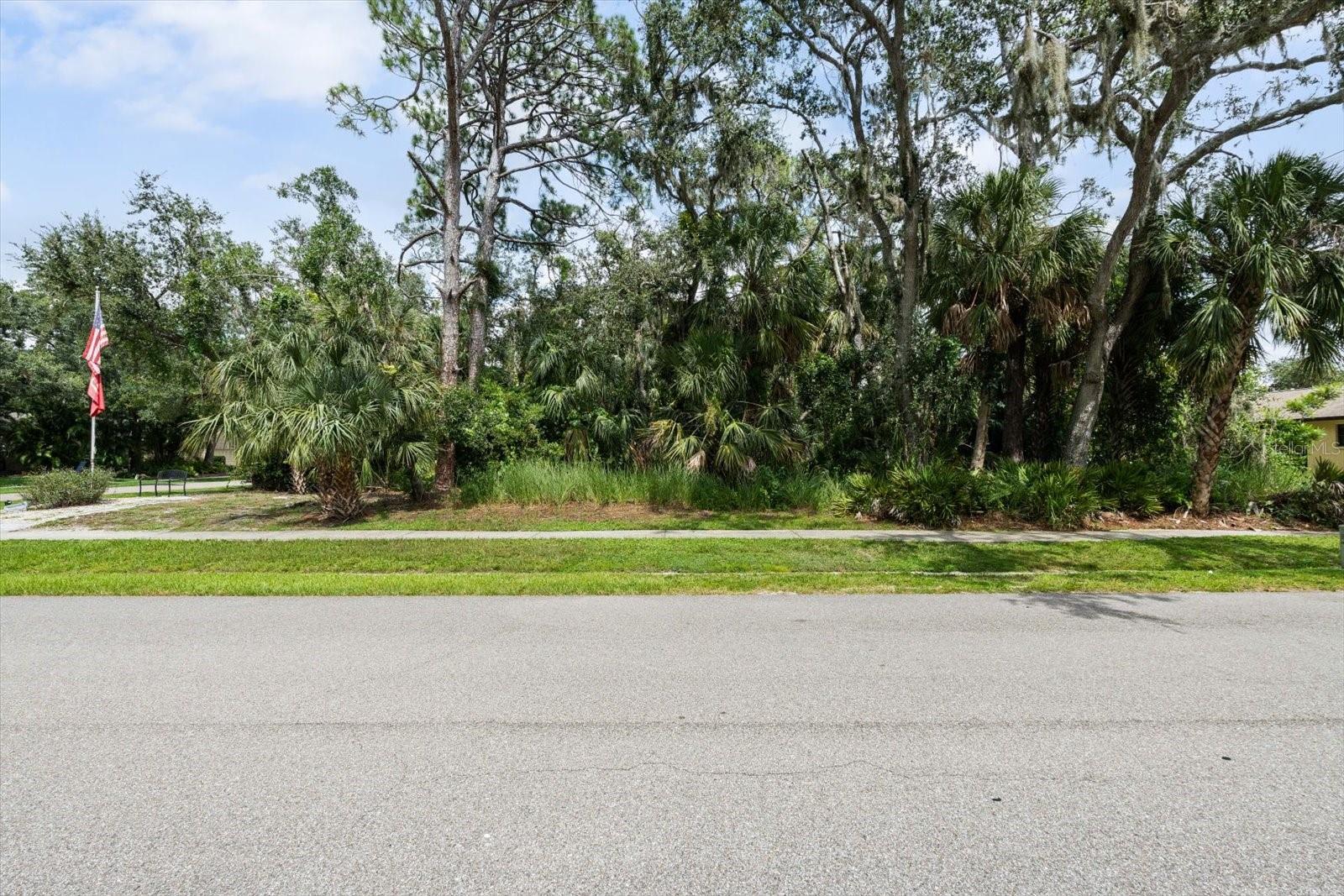 COLONIAL OAKS - Land