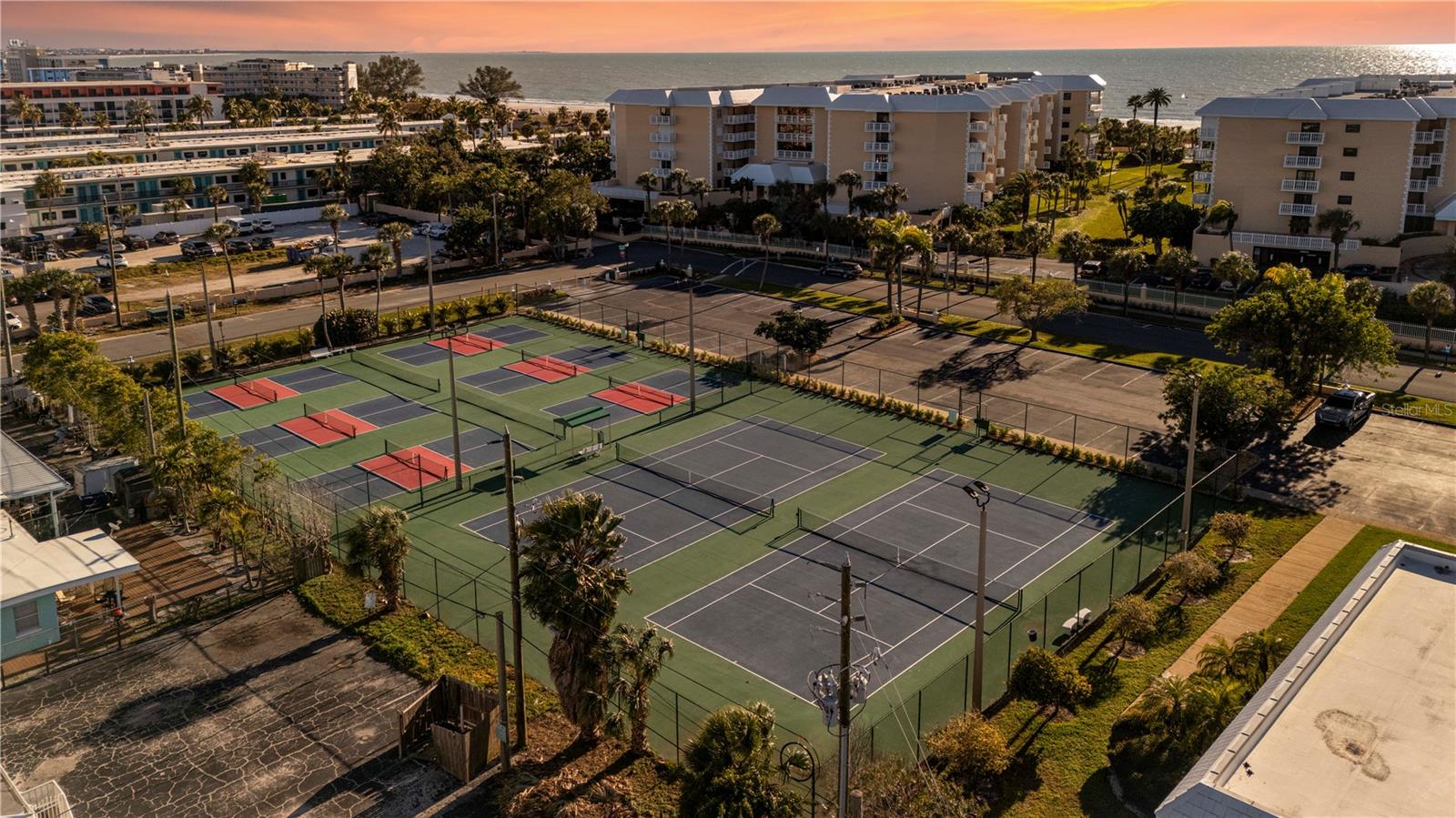 SILVER SANDS BEACH & RACQUET CLUB - Residential