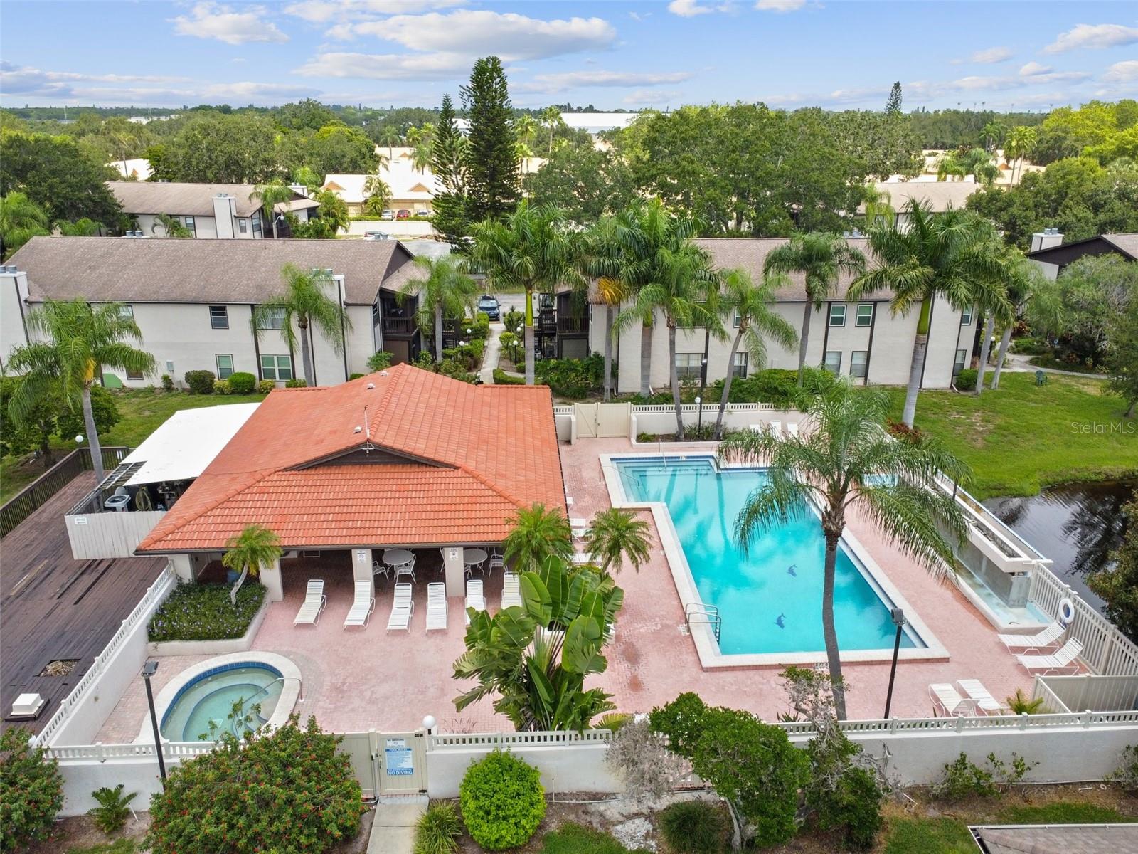 MIRROR LAKE - Residential