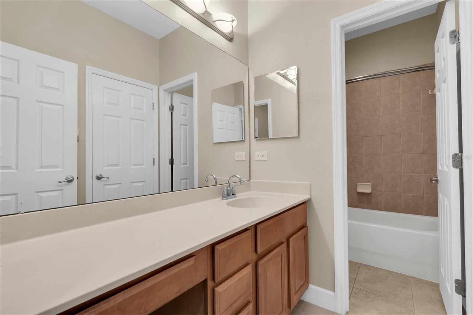 SEMINOLE ISLE TWNHMS - Residential