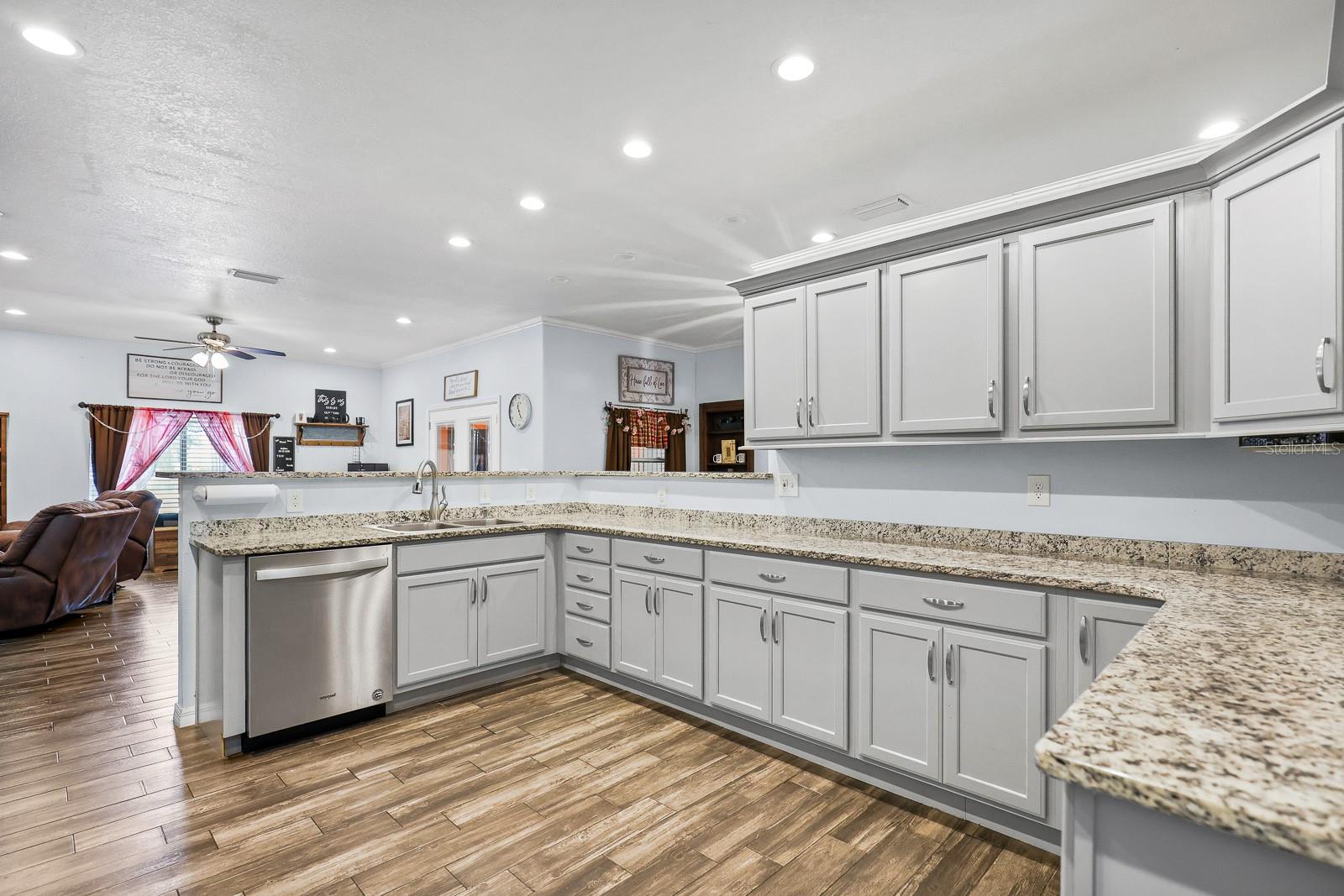 ILAKEE OAKS - Residential