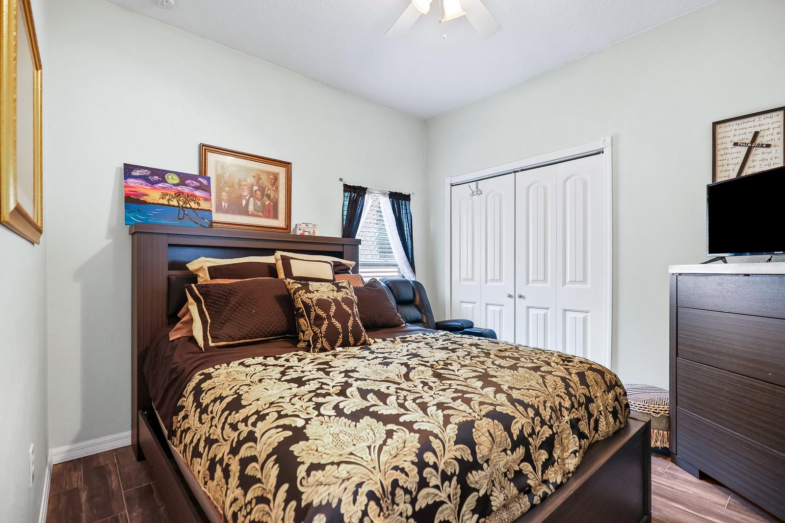 ILAKEE OAKS - Residential