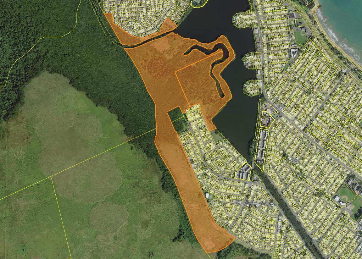Located in Toa Baja, adjacent to Levittown, this exceptional 236-acre (approx. 955,000 m²) parcel is just 25–30 minutes from the San Juan International Airport and only 10 minutes from Dorado. The property offers a rare development opportunity in one of the most desirable areas of the San Juan metropolitan region. Its flat, expansive terrain is ideal for a large-scale residential project, with a strategic location providing quick access to Dorado’s luxury communities, shopping, schools, medical centers, and beaches. Close proximity to major highways ensures easy connectivity to San Juan, Bayamón, and the northern coast, while the surrounding area’s growing residential demand makes it perfectly suited for single-family homes, townhomes, or mixed-use community planning. This is a unique chance to acquire one of the largest contiguous land parcels available in the metro area, offering significant potential for developers and investors.
