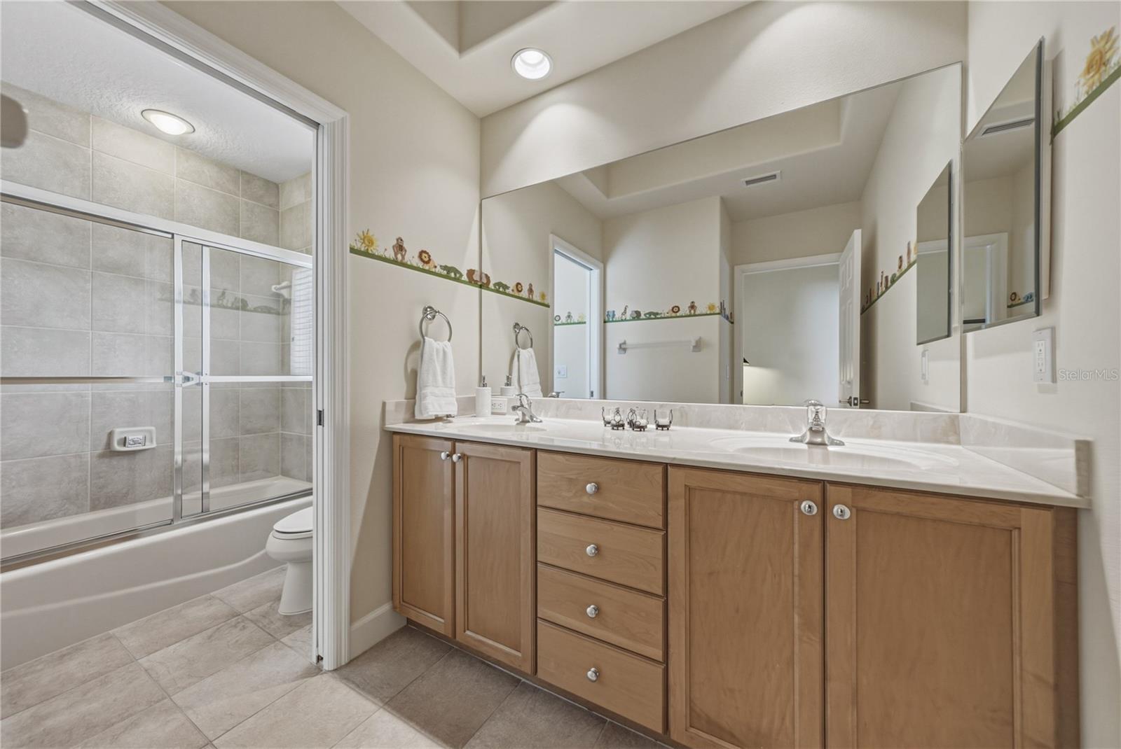 SANCTUARY ON LIVINGSTON - Residential
