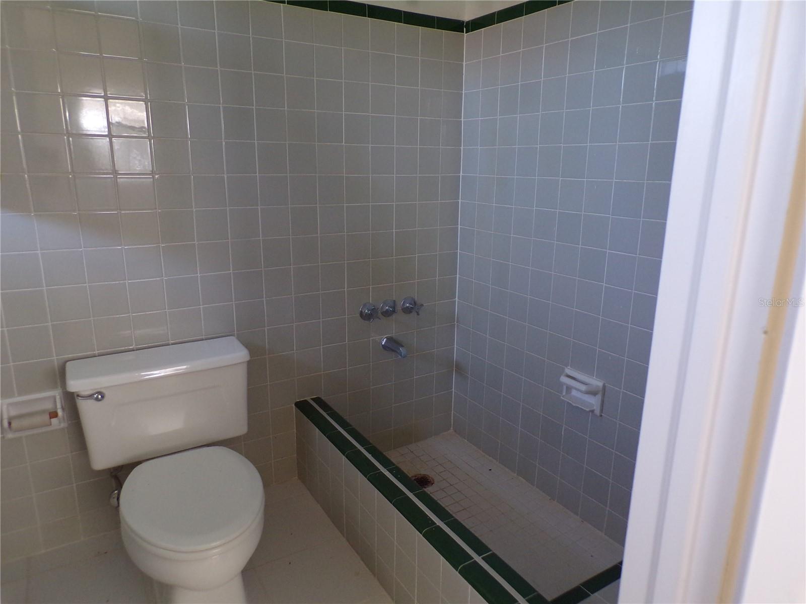 VENICE ISLAND NW OF DOWNTOWN W-622000 - Residential