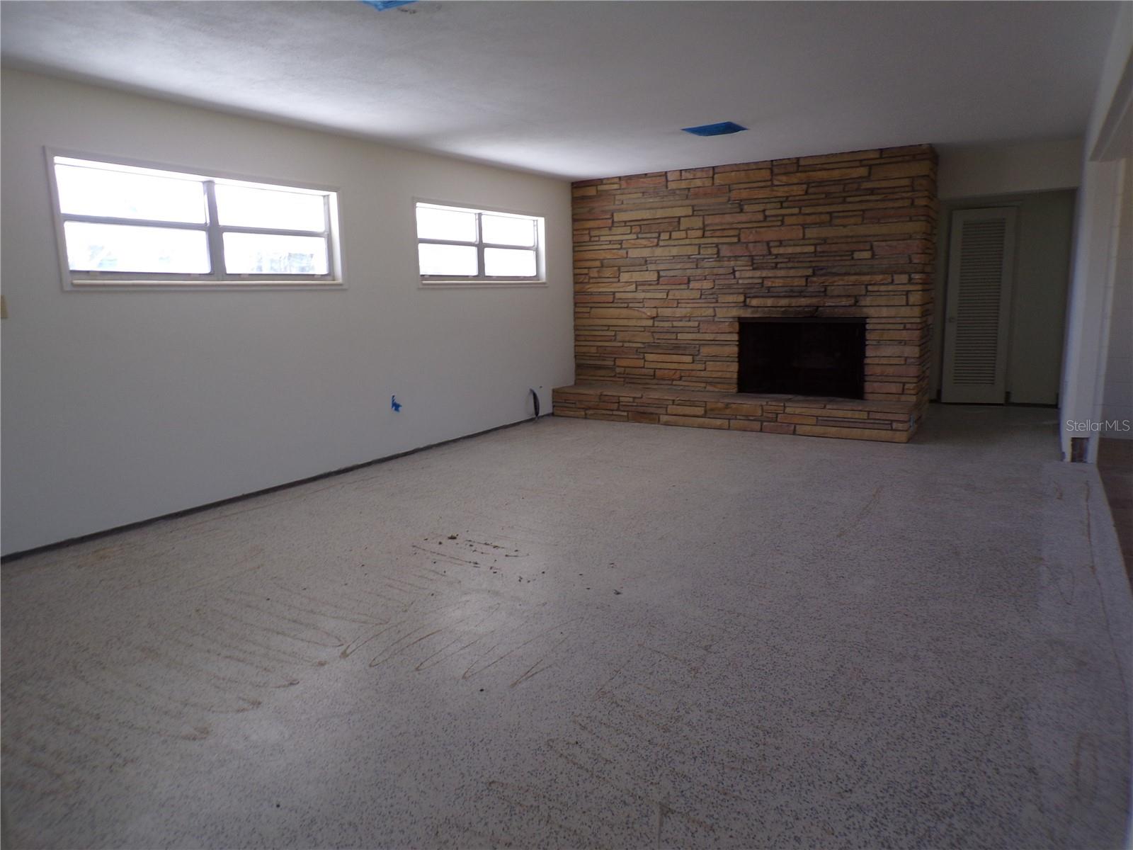 VENICE ISLAND NW OF DOWNTOWN W-622000 - Residential