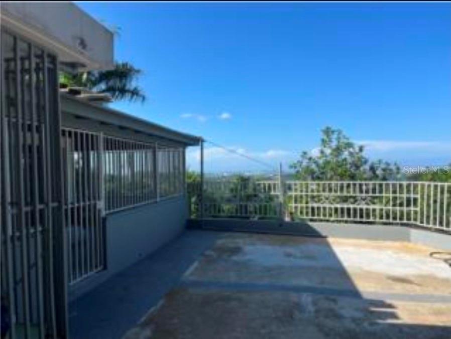 Beautiful Property in Caimito Alto, San Juan. Located on Camino Pablo Díaz, this property offers one cuerda of land plus two additional build-ready lots. Enjoy stunning panoramic views of San Juan, Carolina, Guaynabo, Bayamón, and Dorado. The home features 2 bedrooms, 2 bathrooms, new bedroom windows, and 17 newly installed solar panels. Conveniently accessible from Las Cumbres Ave. (PR-199), Road #1, and Montehiedra, with quick connections to Expressway PR-52.
