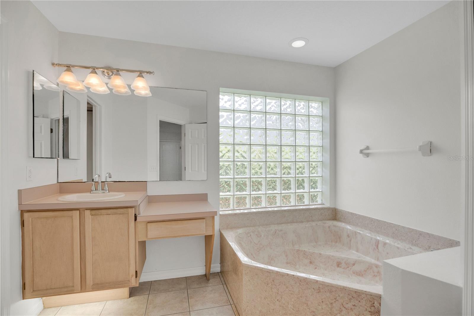 KINGSTON OAKS - Residential