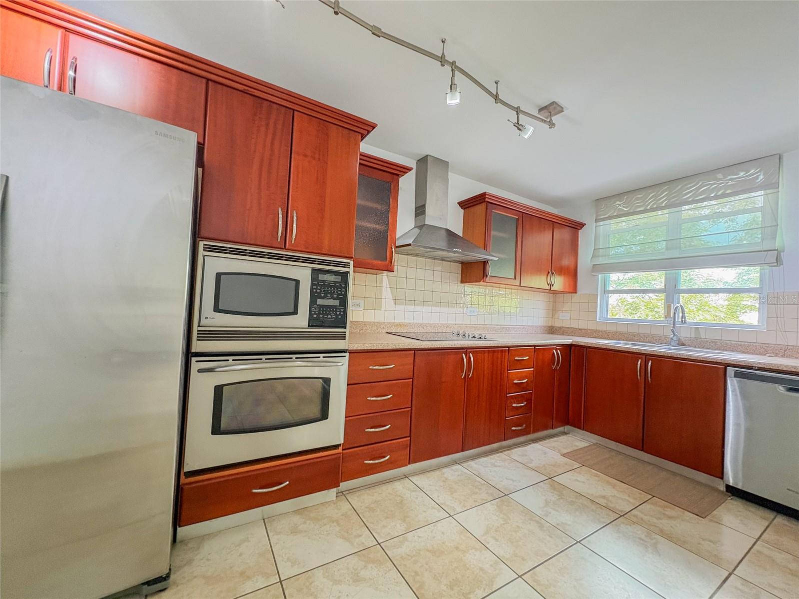 HILLSVIEW PLAZA - Residential