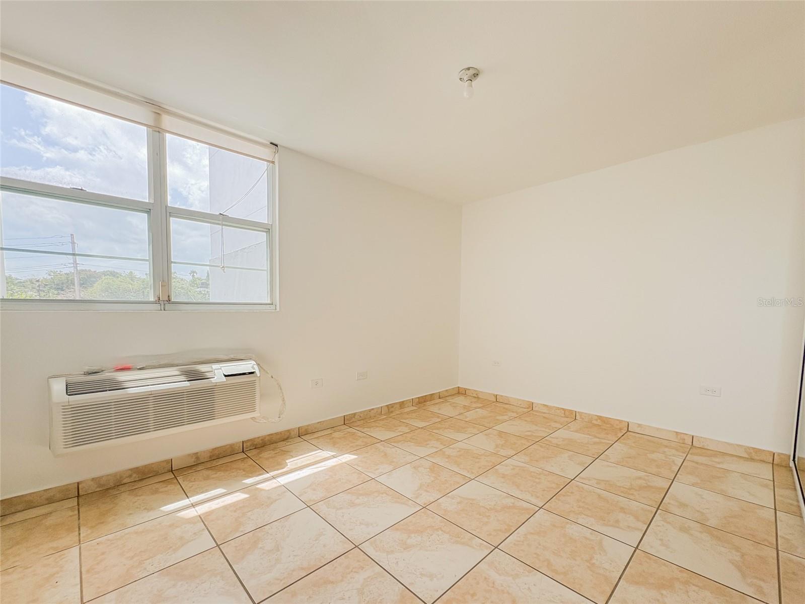 HILLSVIEW PLAZA - Residential
