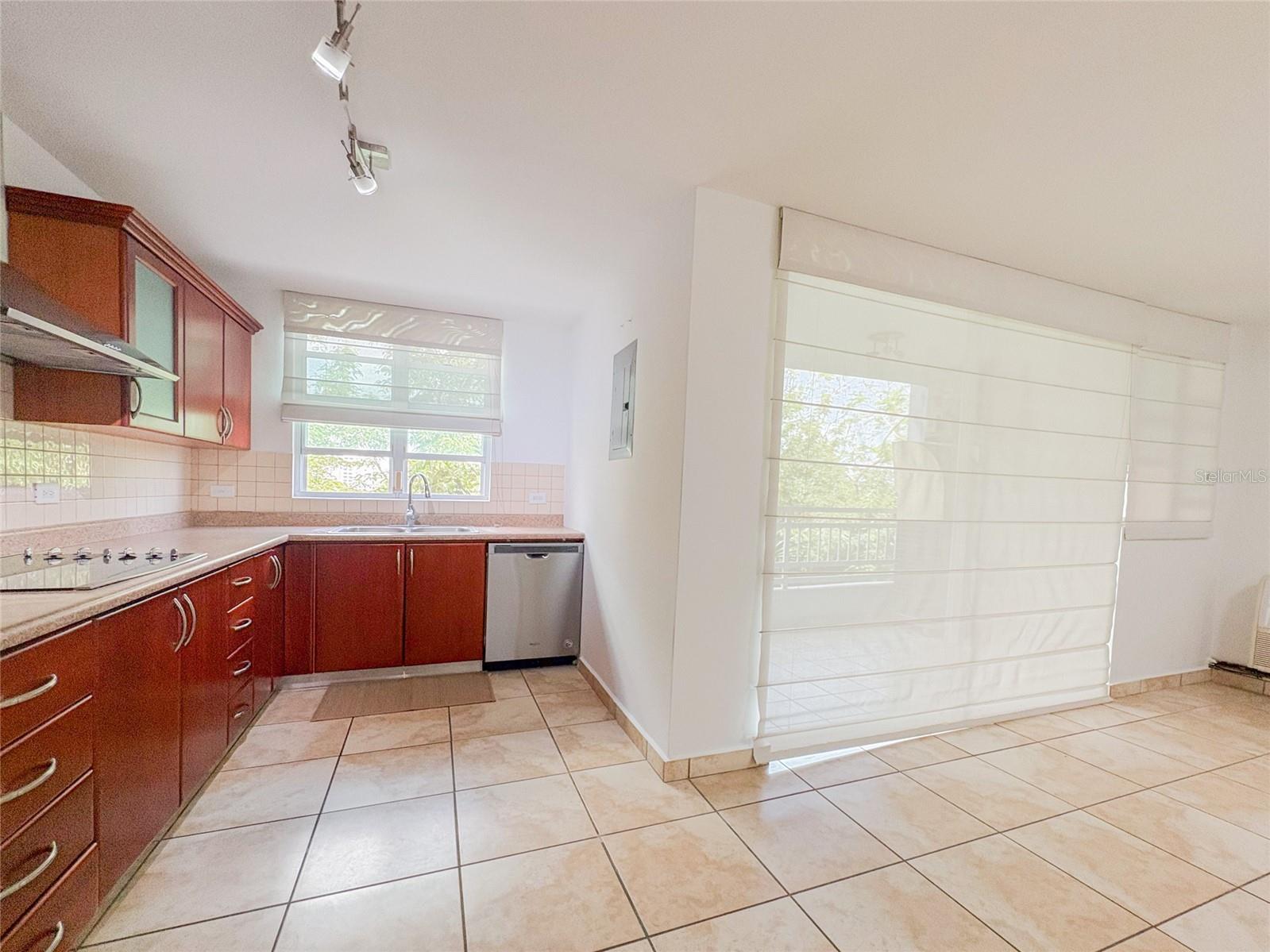HILLSVIEW PLAZA - Residential