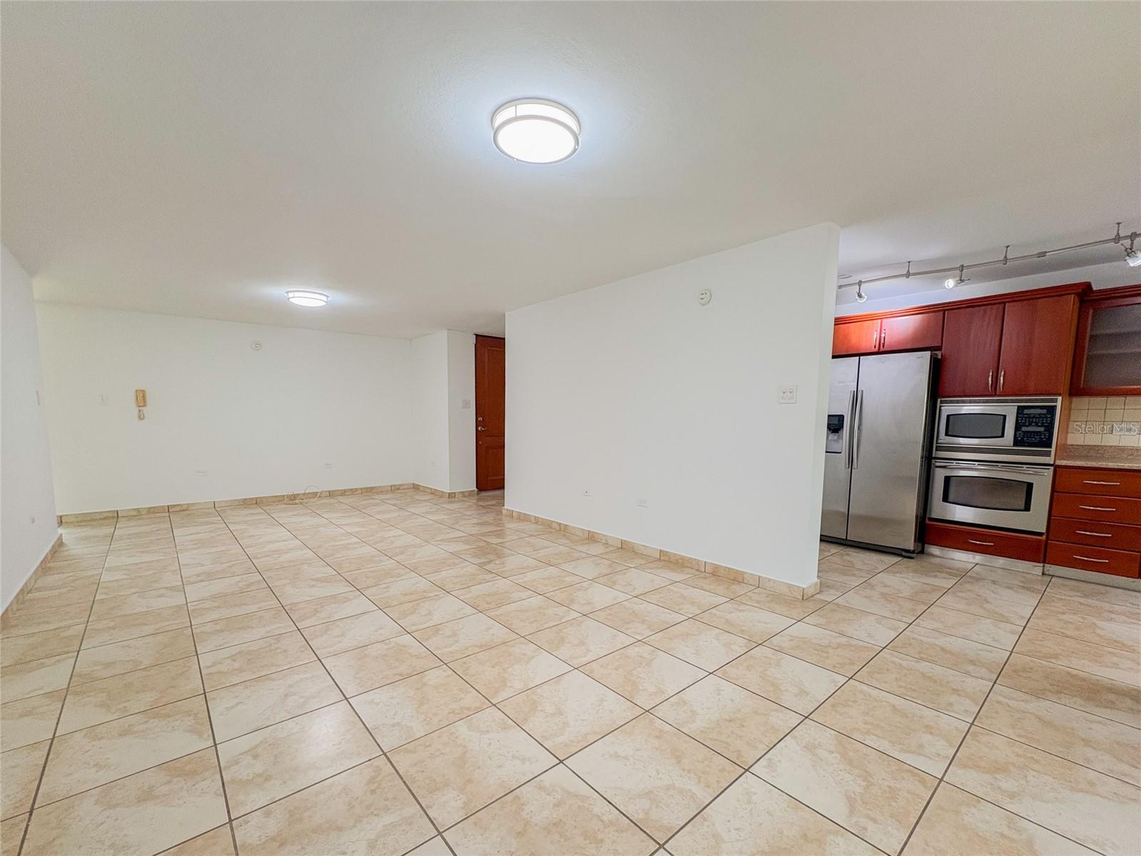 HILLSVIEW PLAZA - Residential