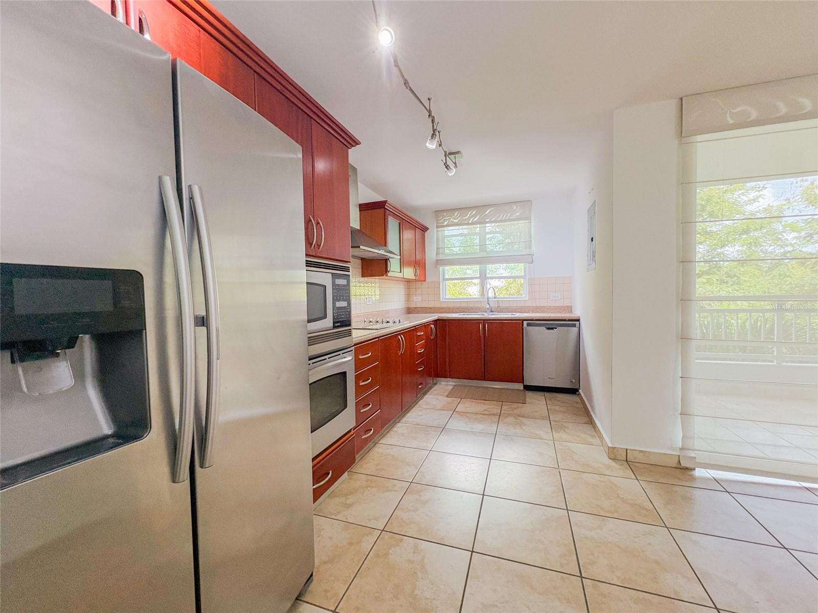 HILLSVIEW PLAZA - Residential