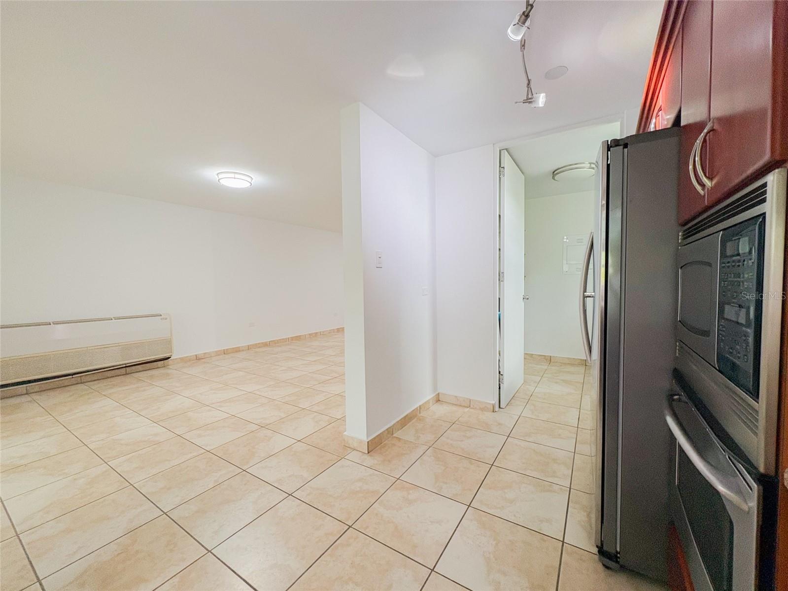 HILLSVIEW PLAZA - Residential