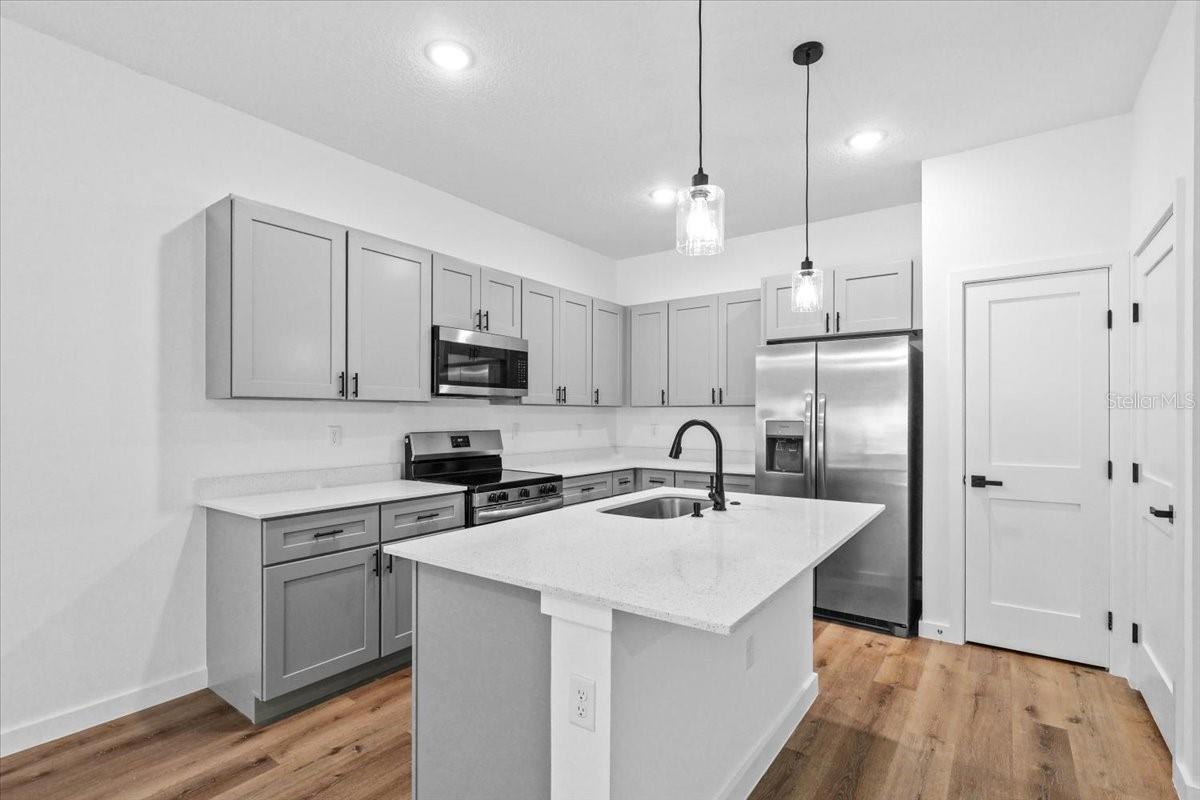 OAKWOOD VILLAGE BEVERLY HILLS PH 01 - Residential