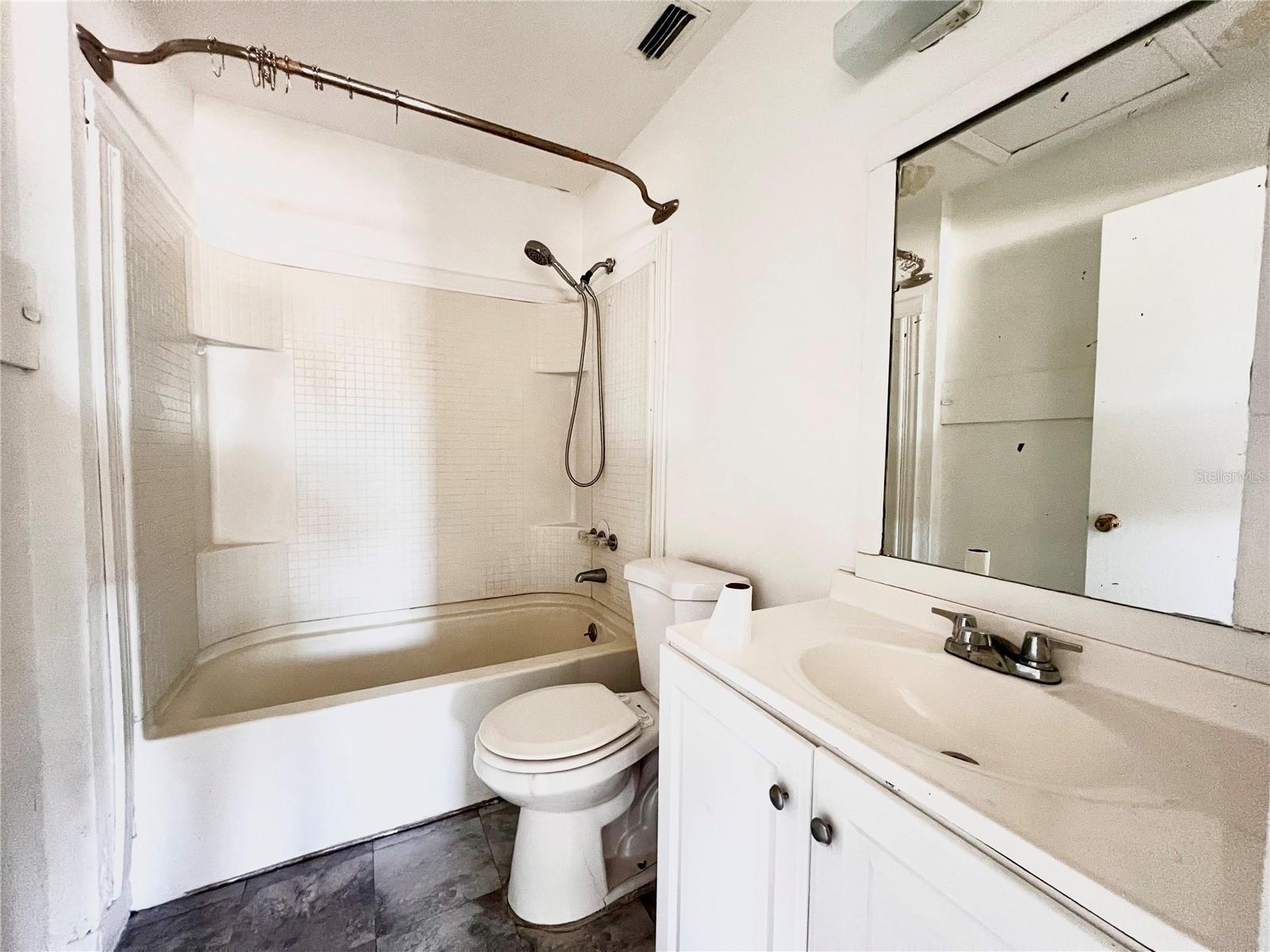 SABAL SQUARE ESTATES - Residential Lease