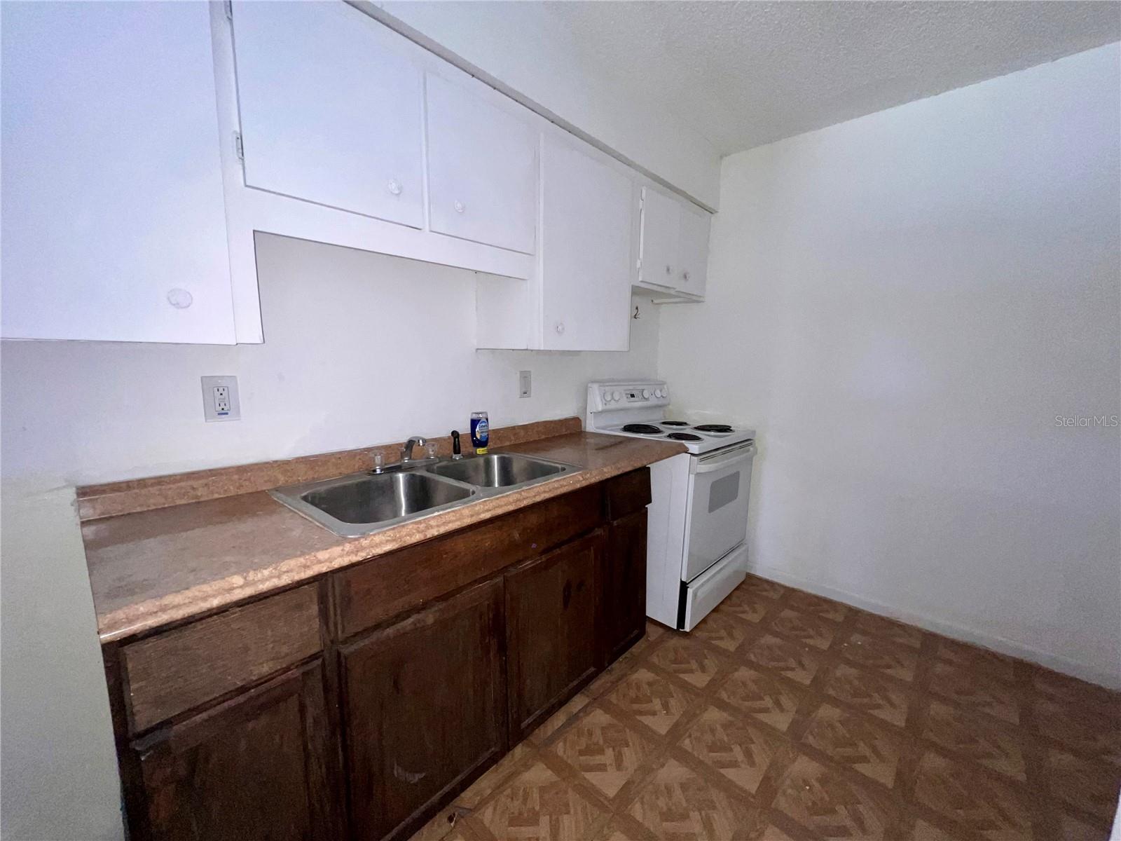 SABAL SQUARE ESTATES - Residential Lease