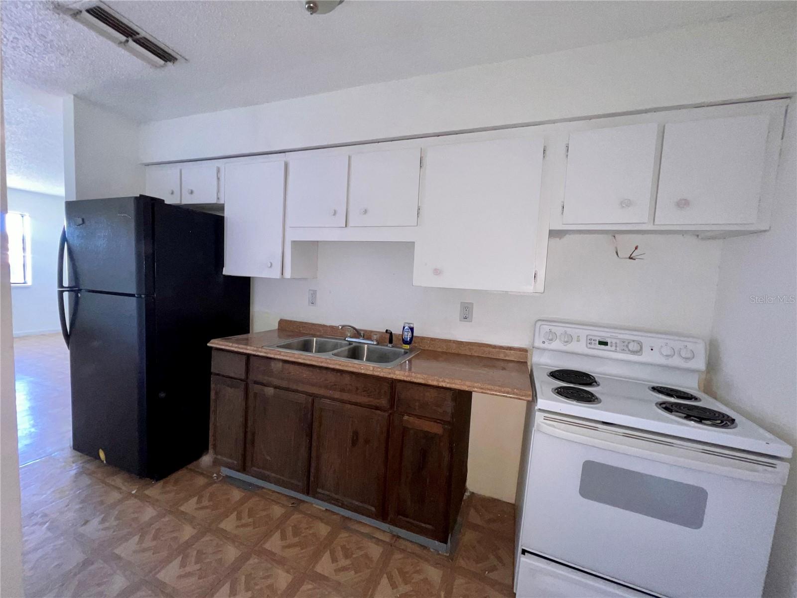 SABAL SQUARE ESTATES - Residential Lease