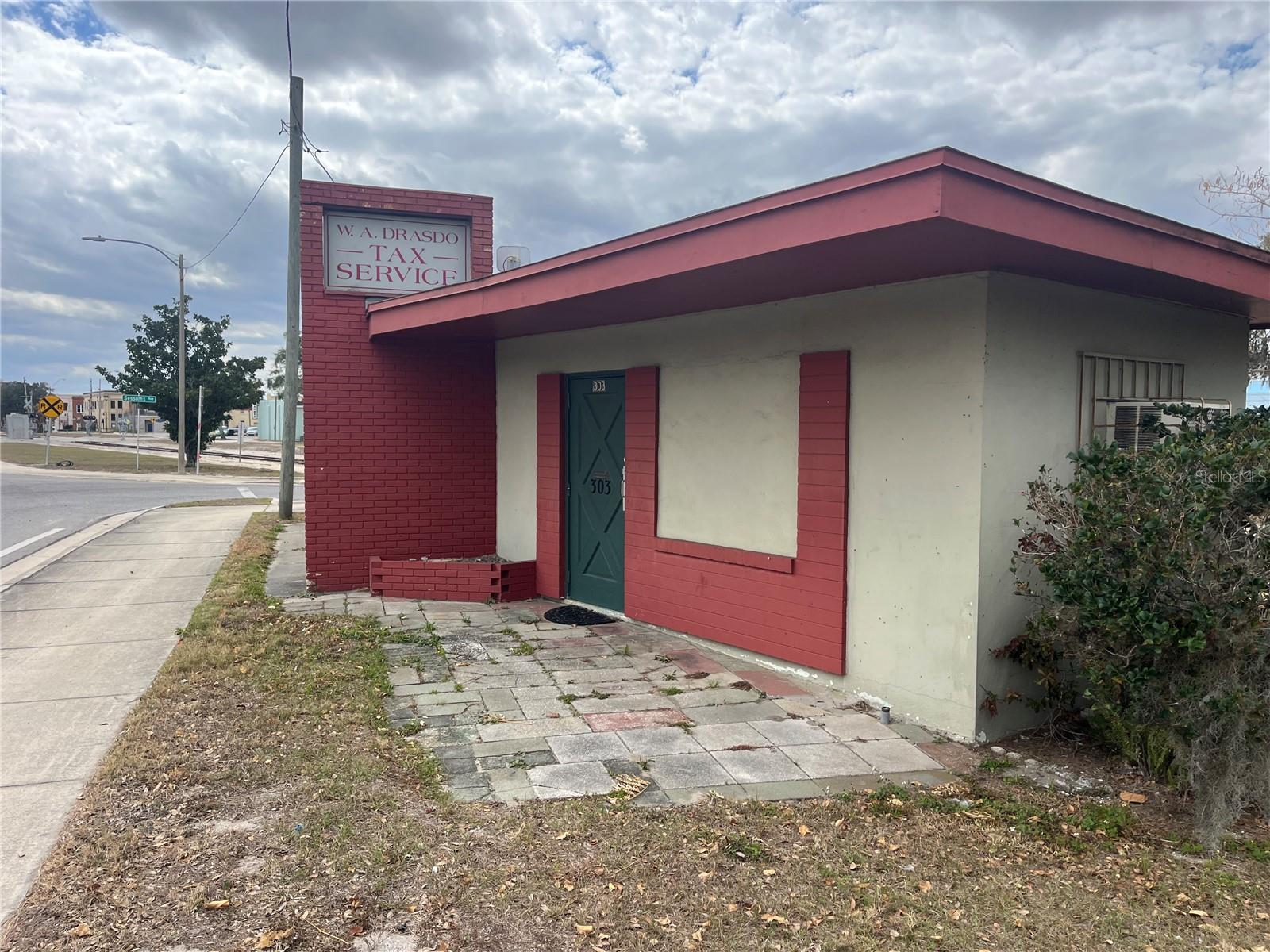 SMALL OFFICE BUILDING CONVENIENTLY LOCATED ON BUSY SCENIC HWY (STATE ROAD 17). MOST RECENTLY THE OFFICE WAS A TAX SERVICE BUSINESS. PRICED TO SELL.