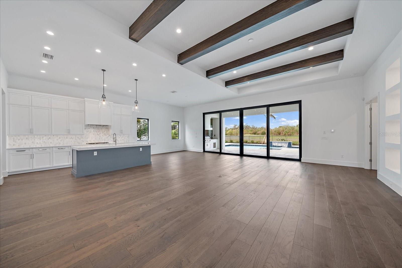 FOUNDERS CLUB - Residential