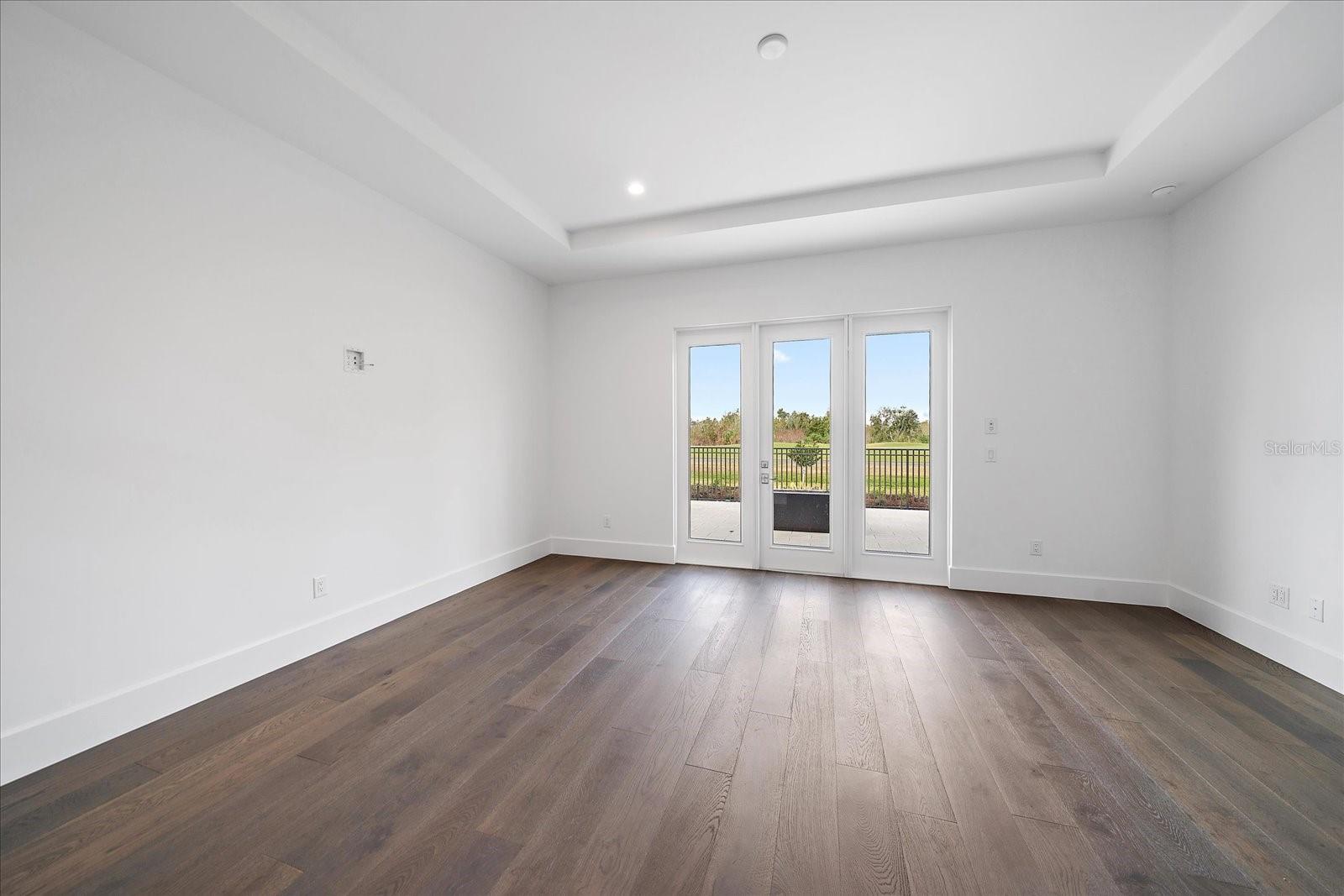 FOUNDERS CLUB - Residential
