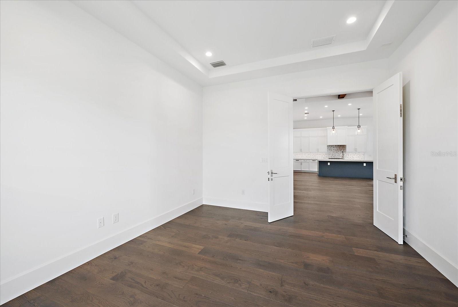 FOUNDERS CLUB - Residential