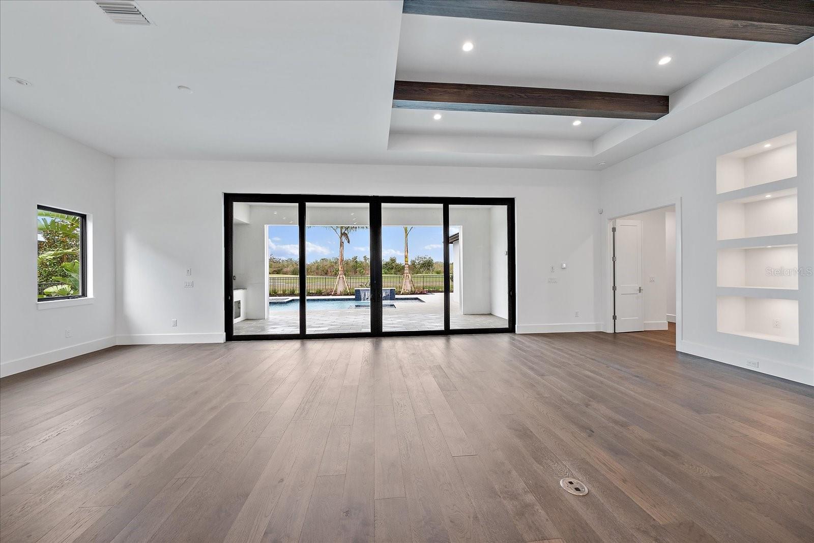 FOUNDERS CLUB - Residential
