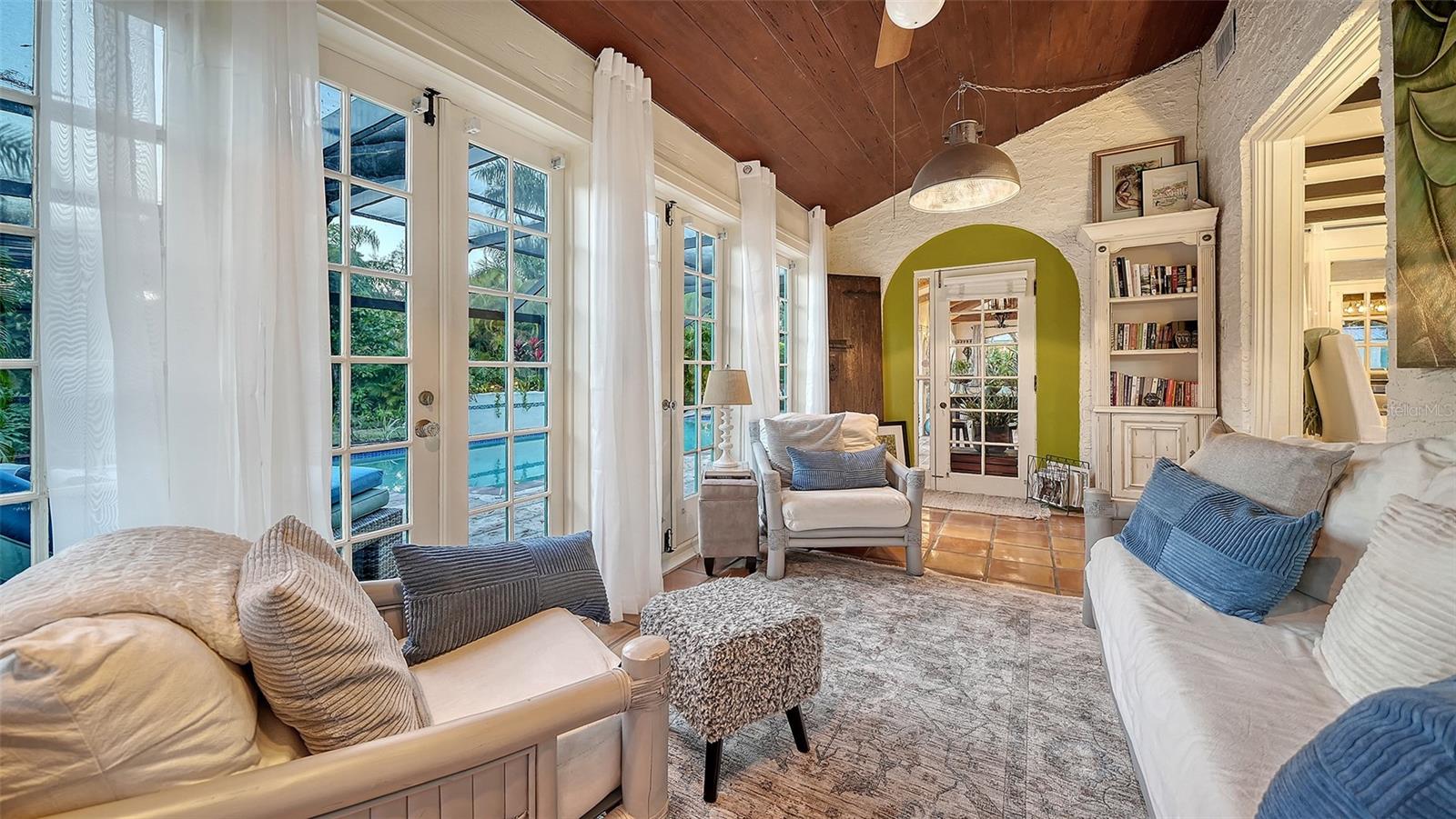 SAPPHIRE SHORES - Residential
