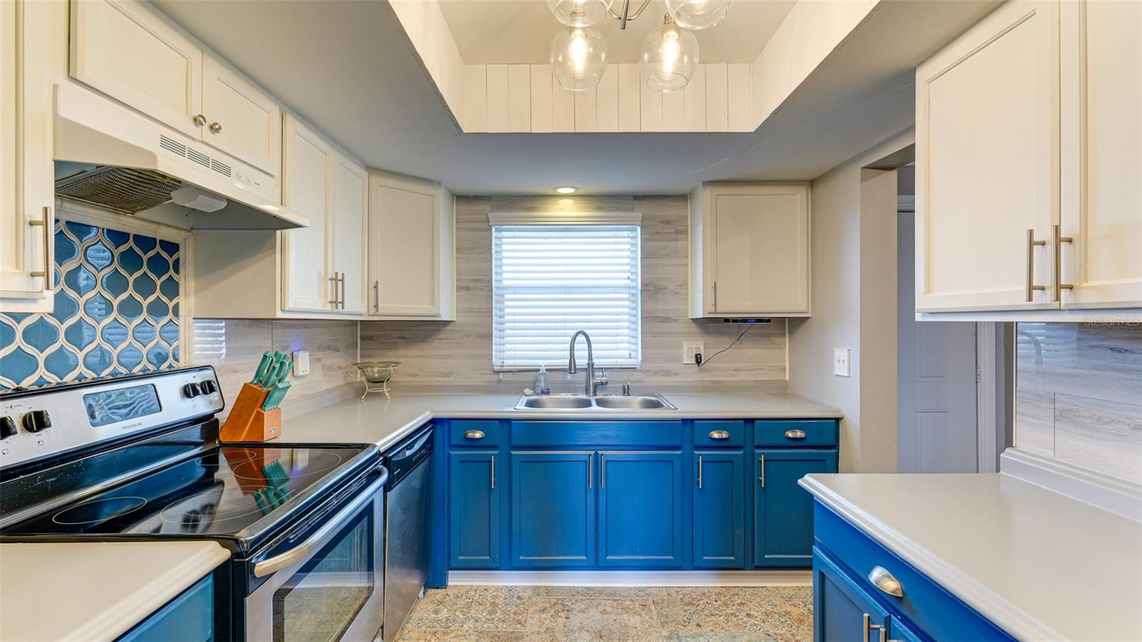BAYSHORE ON THE LAKE CONDOMINIUM - Residential