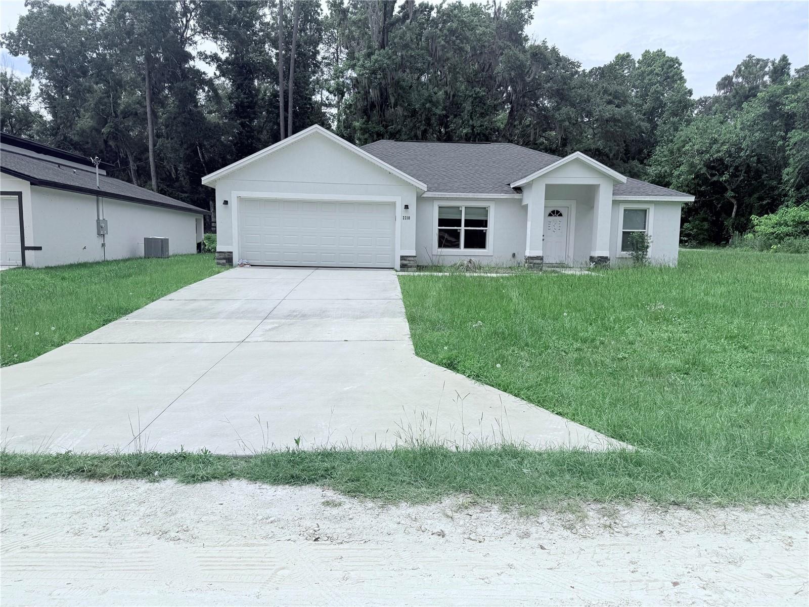 This house present the perfect blend of country living and modern convenience, located just 15 minutes from  Downtown Ocala. Every space provide a warm and elegant atmosphere.Its prime location, just 1 minute from US/ 441 ensures quick access to hospitals, schools and shopping centers, given you connectivity you need while enjoy the peace and privacy of your home
