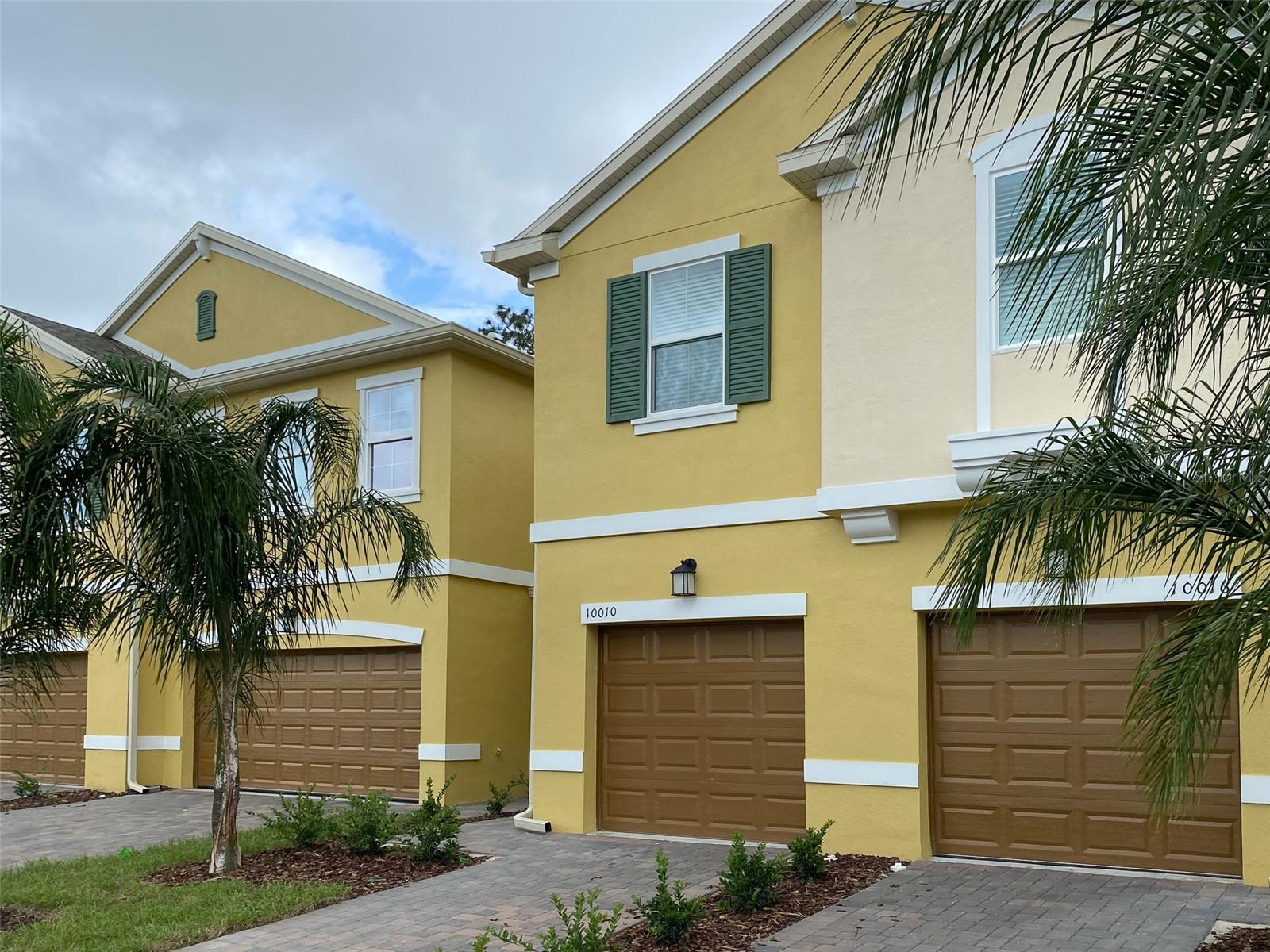 * LIKE NEW TOWNHOUSE READY FOR MOVE IN ** Beautiful, on FLEEK, 3 beds, 2.5 baths, 1 car garage townhouse. You'll appreciate the stylish
kitchen and bathroom with gray cabinets with matching QUARTZ counter tops, wood like ceramic tiles, bright and inviting rooms, and walk in
closets. Conveniently located next to Valencia Community College East Campus, Highway 408 and 417 and minutes from Lake Nona, UCF main
campus, Waterford Lakes Shopping Center. Washer, dryer, and lawn maintenance are all included in the rent