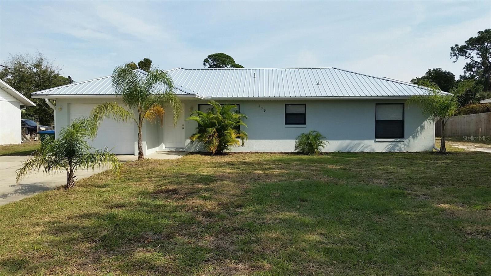 Renovated 2/1 home in Oak Hill.Beautiful seamless flooring and counter tops with epoxy finish. New range/oven Large closets. Screened room off dining area. Spacious yard. One car garage. Room for boat/recreational vehicle. Close to school, parks, fishing camps, boat launch, etc.