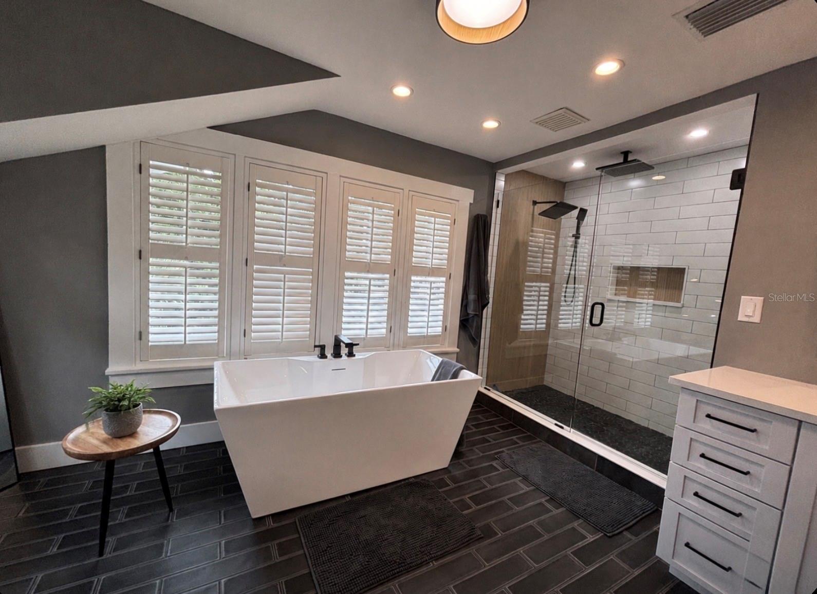 NORTH SUBURB BEAUTIFUL - Residential