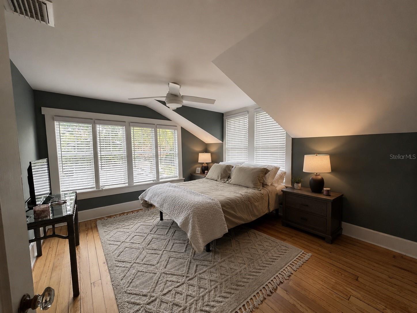 NORTH SUBURB BEAUTIFUL - Residential