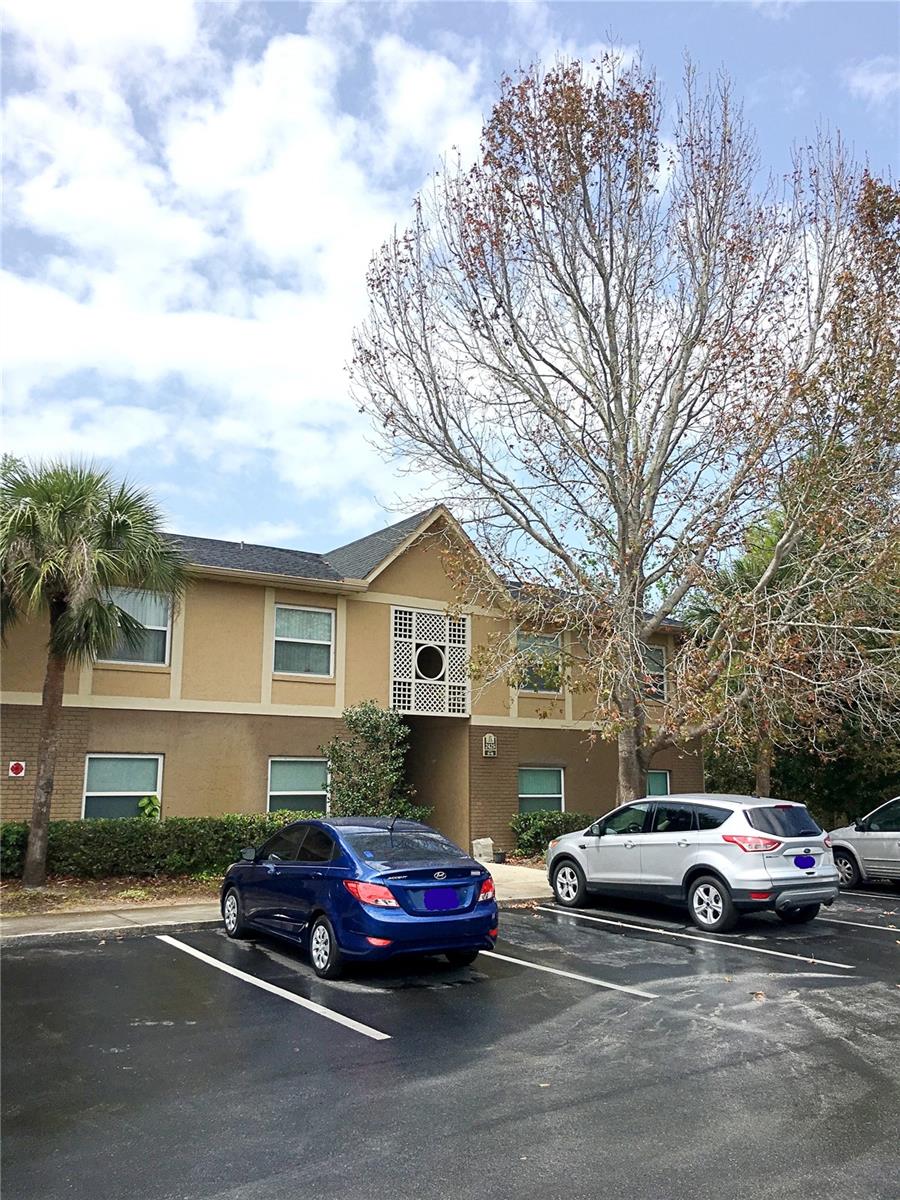 Great location 2 bedroom 2 bath condo is conveniently located to all major highways giving you an easy commute to either side of town. This
condo features a comfortable living room, dining room with breakfast bar, convenient kitchen with lots of storage plus lovely master bedroom
and bath. Lots of natural light throughout. Residents of Hawthorne Village Condominium enjoy a lot of amenities as the lushly landscaped, 24
hours security patrol, sidewalks, clubhouse with party kitchen, fitness facility, 2 swimming pools, 2 lighted tennis courts, basketball courts,
playgrounds, & picnic areas & dog park. NEW Air Conditioner
