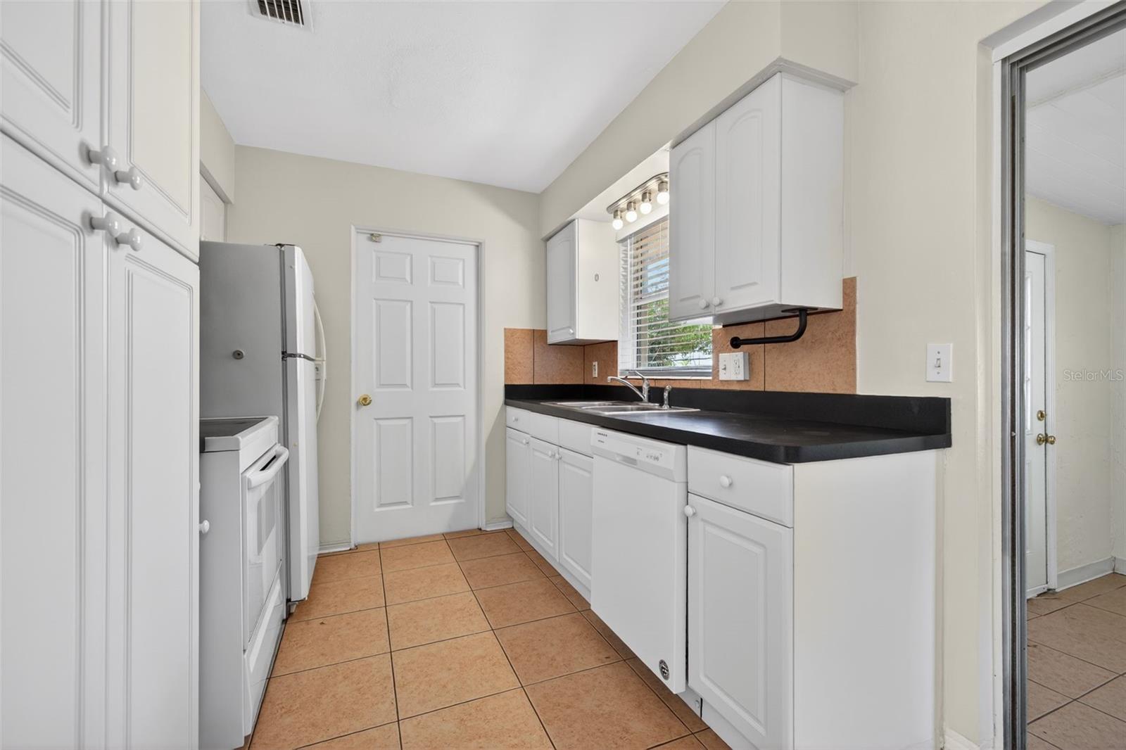 RIDGEWOOD LAKES UNIT - Residential Lease