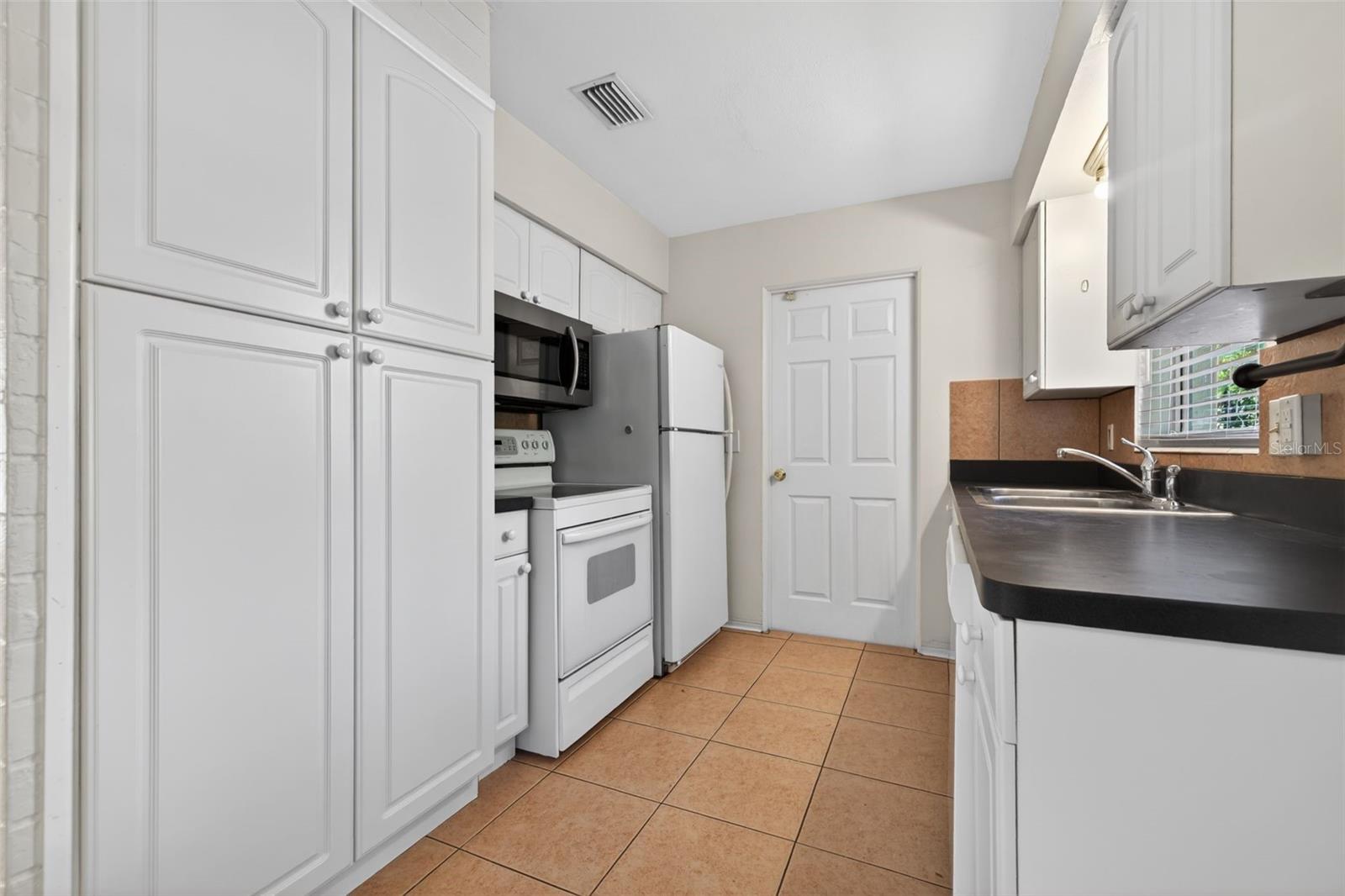 RIDGEWOOD LAKES UNIT - Residential Lease