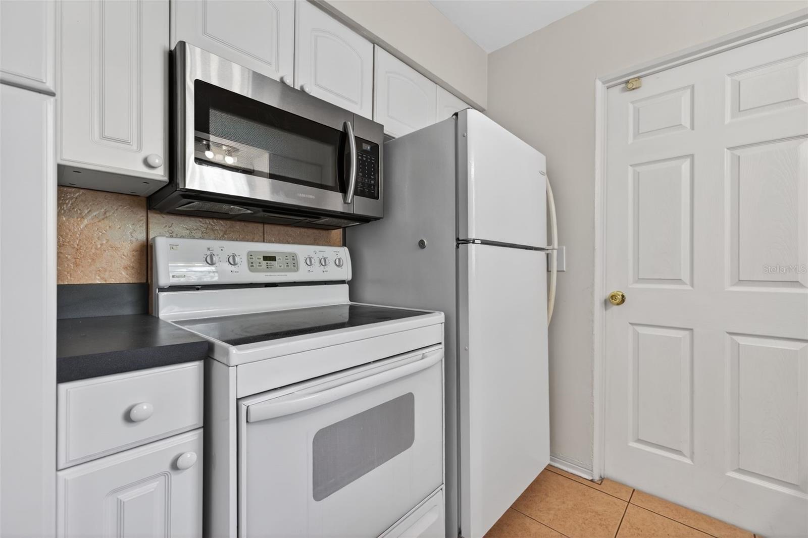 RIDGEWOOD LAKES UNIT - Residential Lease